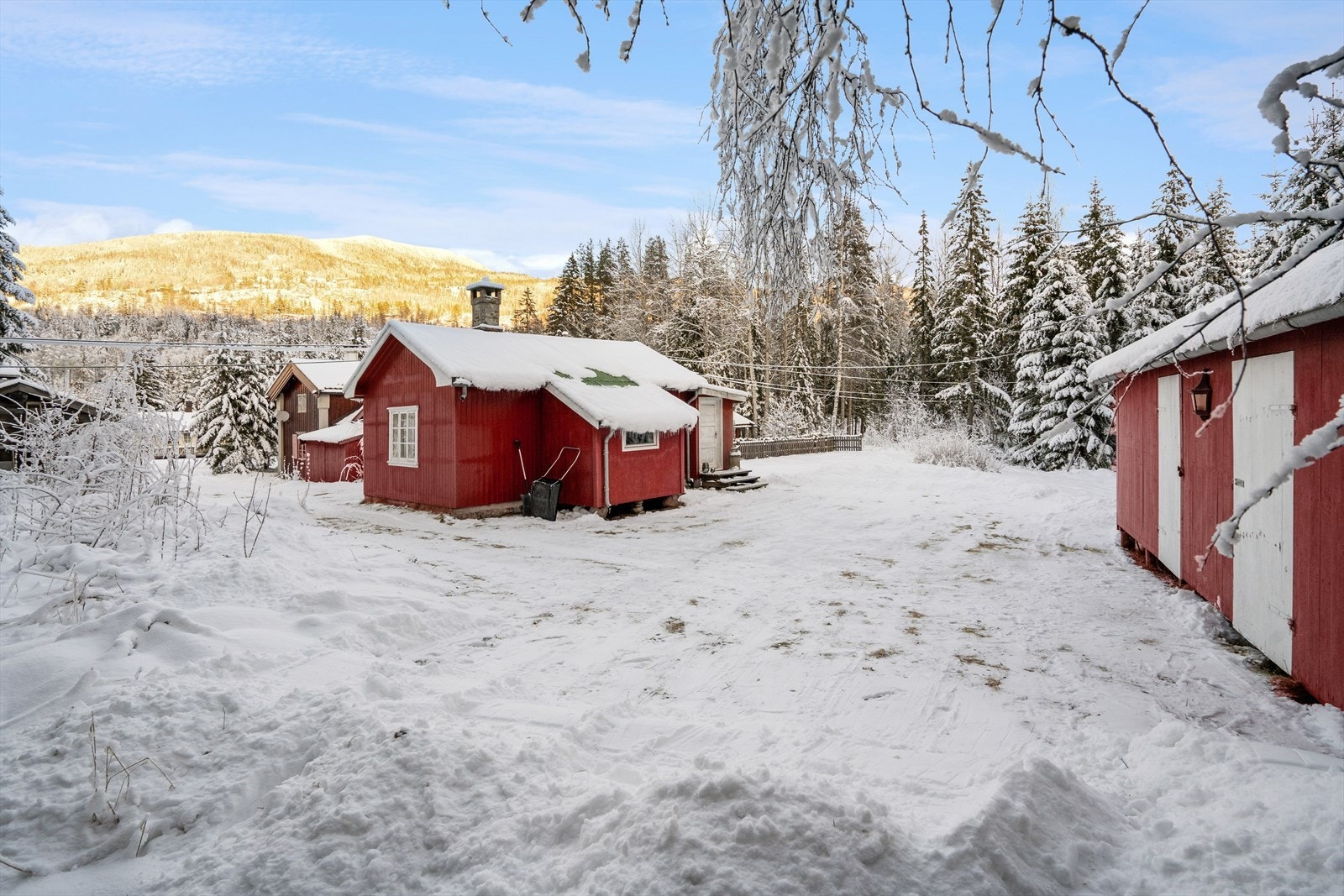 Hytta går over ett plan og inneholder følgende stue og kjøkken i åpen løsning og Innglasset vindfang/ entre Galleribilde