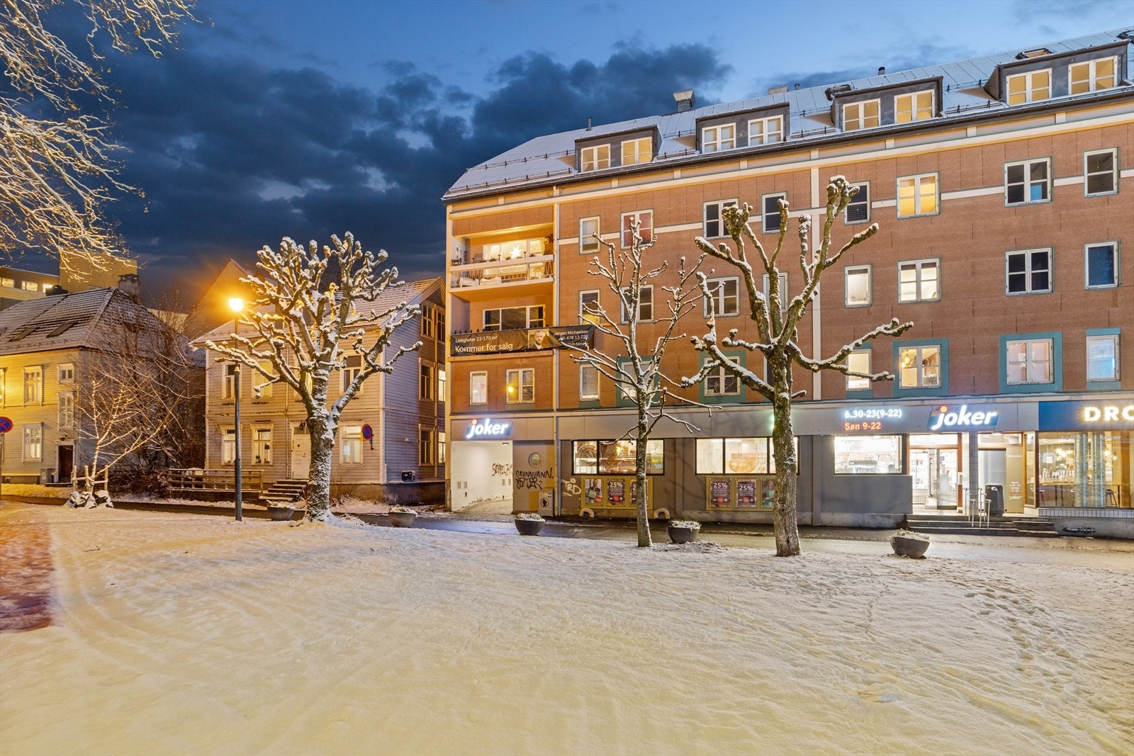 Bygget har en attraktiv beliggenhet med nærhet til butikker og offentlig transport. Galleribilde