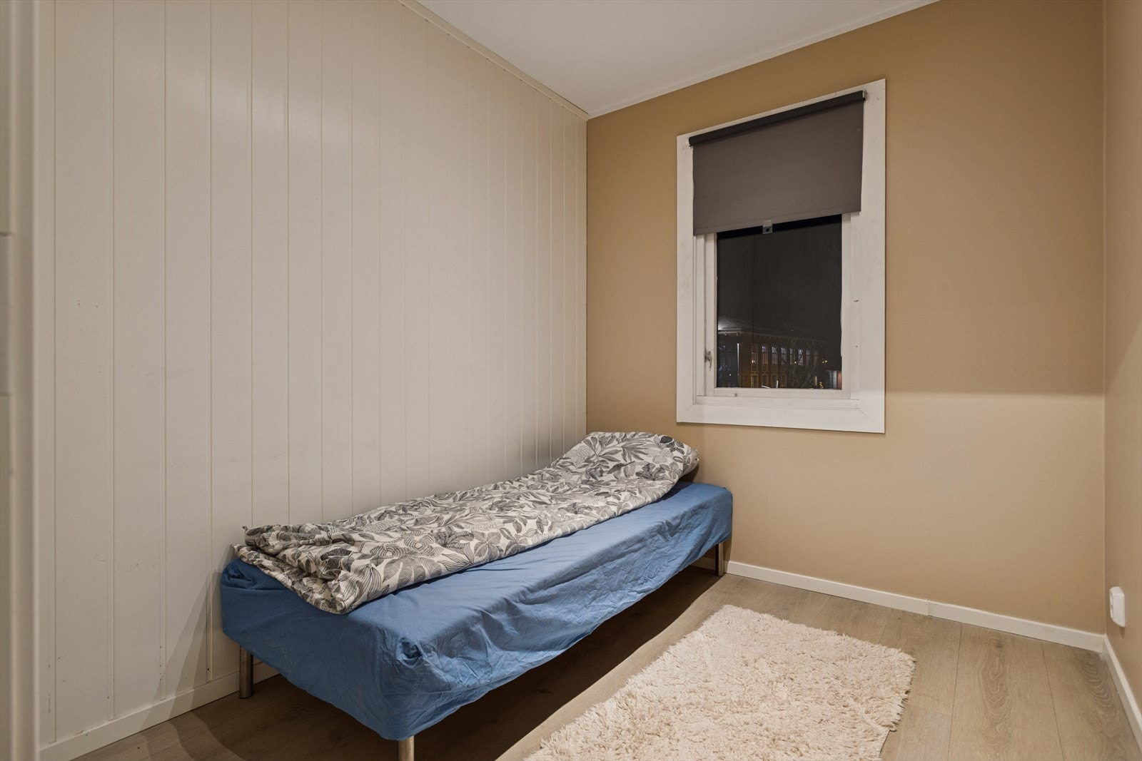 Rommet har panelvegger og parkettgulv, som gir et moderne preg. Galleribilde