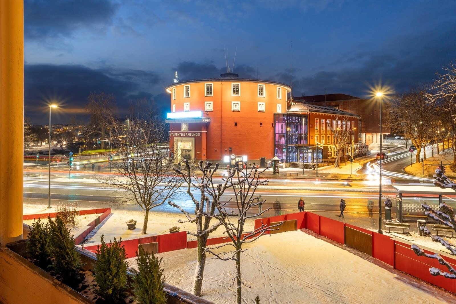 Belysning og trafikk gir liv til området rundt den Studentersamfundet i kveldstimene. Galleribilde