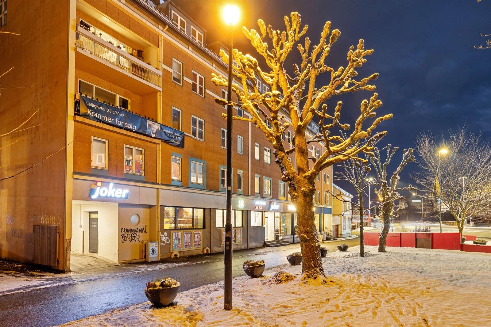 Dagligvare og kaffebar i sokkeletasjen. Galleribilde