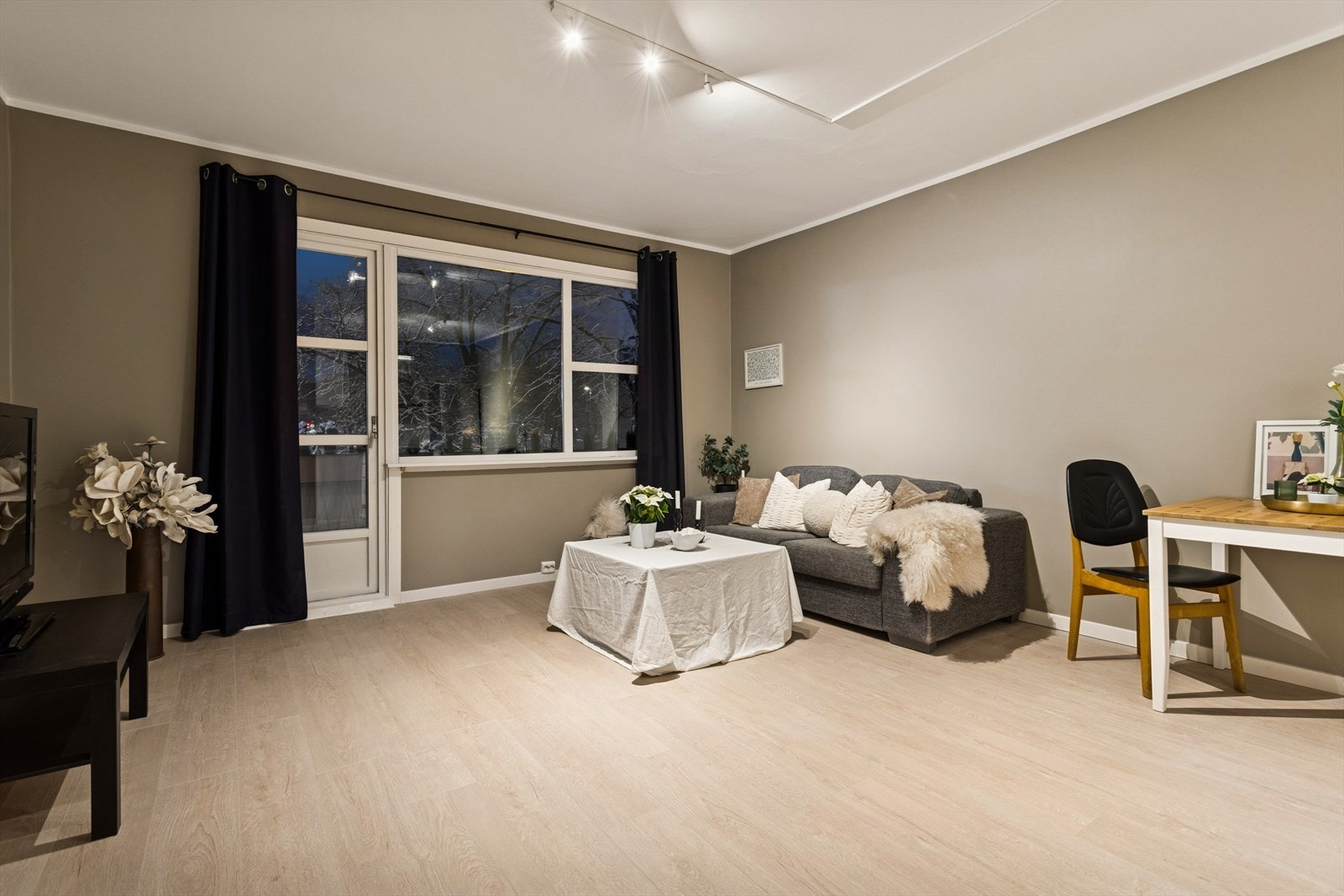 Stuen har store vindusflater som slipper inn rikelig med naturlig lys. Galleribilde