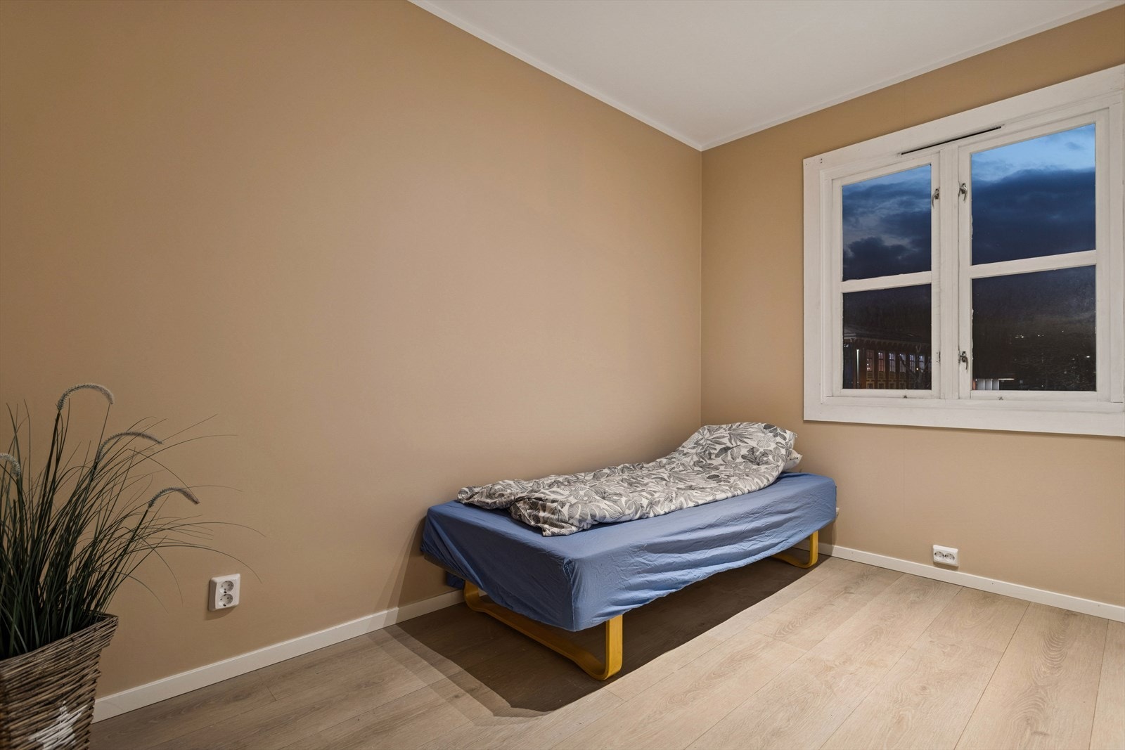 Store vinduer og lyse gulv- og veggfarger gir rommet et lyst og åpent uttrykk. Galleribilde