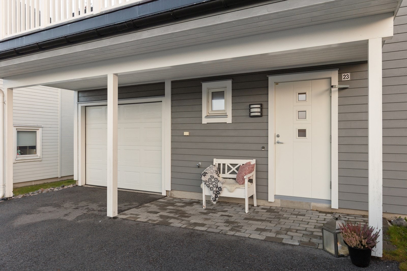 Garasje med lagringsplass, overbygget og innbydende inngangsparti. Galleribilde