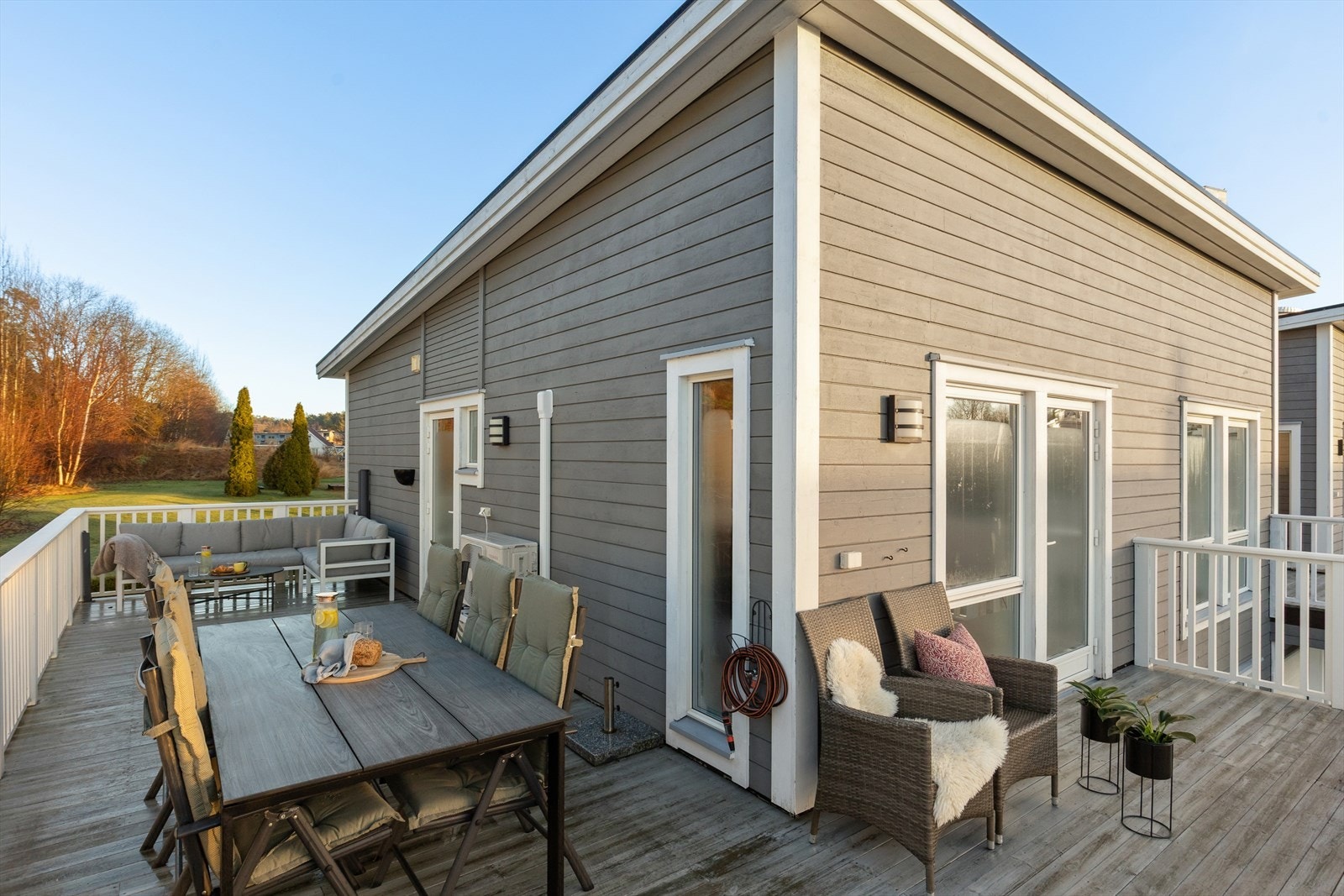 Stor og deilig terrasse mot syd og vest. Galleribilde