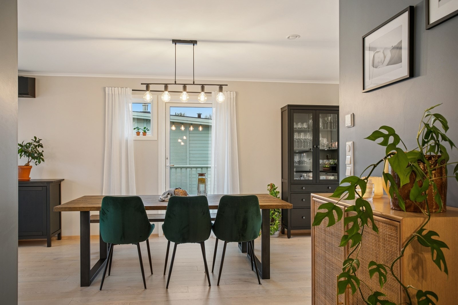 Naturlig sone for spisebord foran kjøkken. Galleribilde