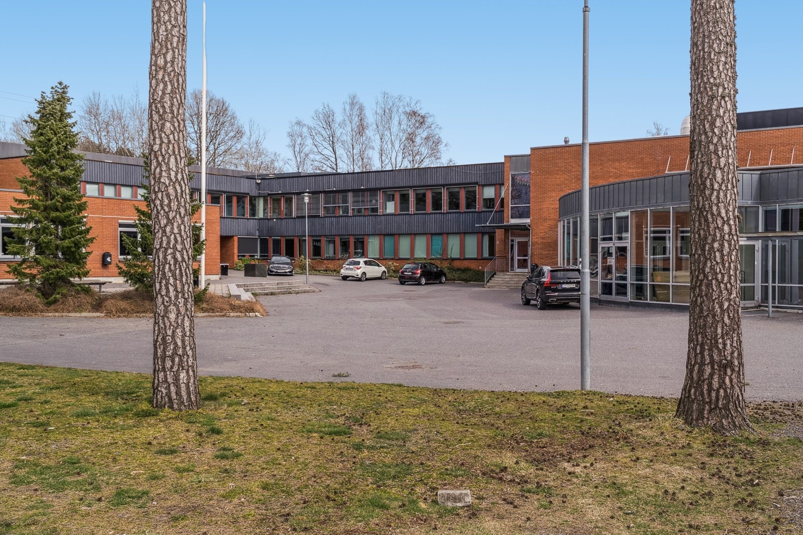 ca. 7 min gange til Ranvik ungdomsskole og idrettsanlegg. Galleribilde