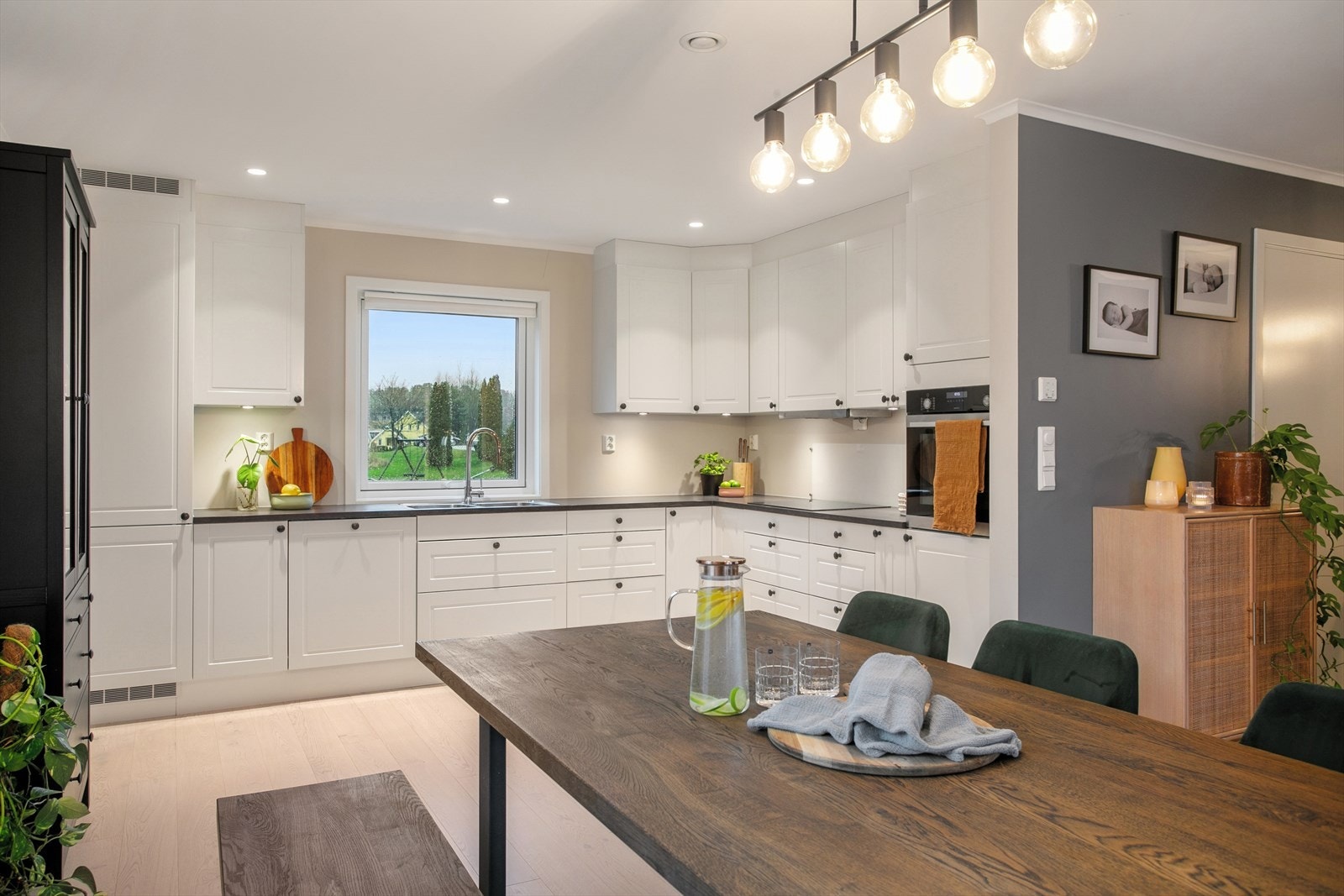 I senter av 2. etasje, blir spisestuen fort et samlingspunkt. Galleribilde