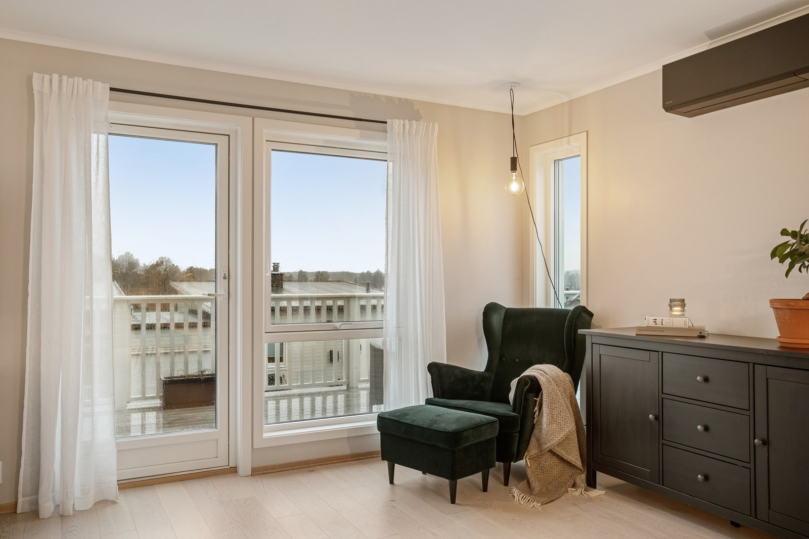 Boligen ligger høyt i terrenget, som gjør at du har omtrent ingen innsyn i 2. etasje. Galleribilde