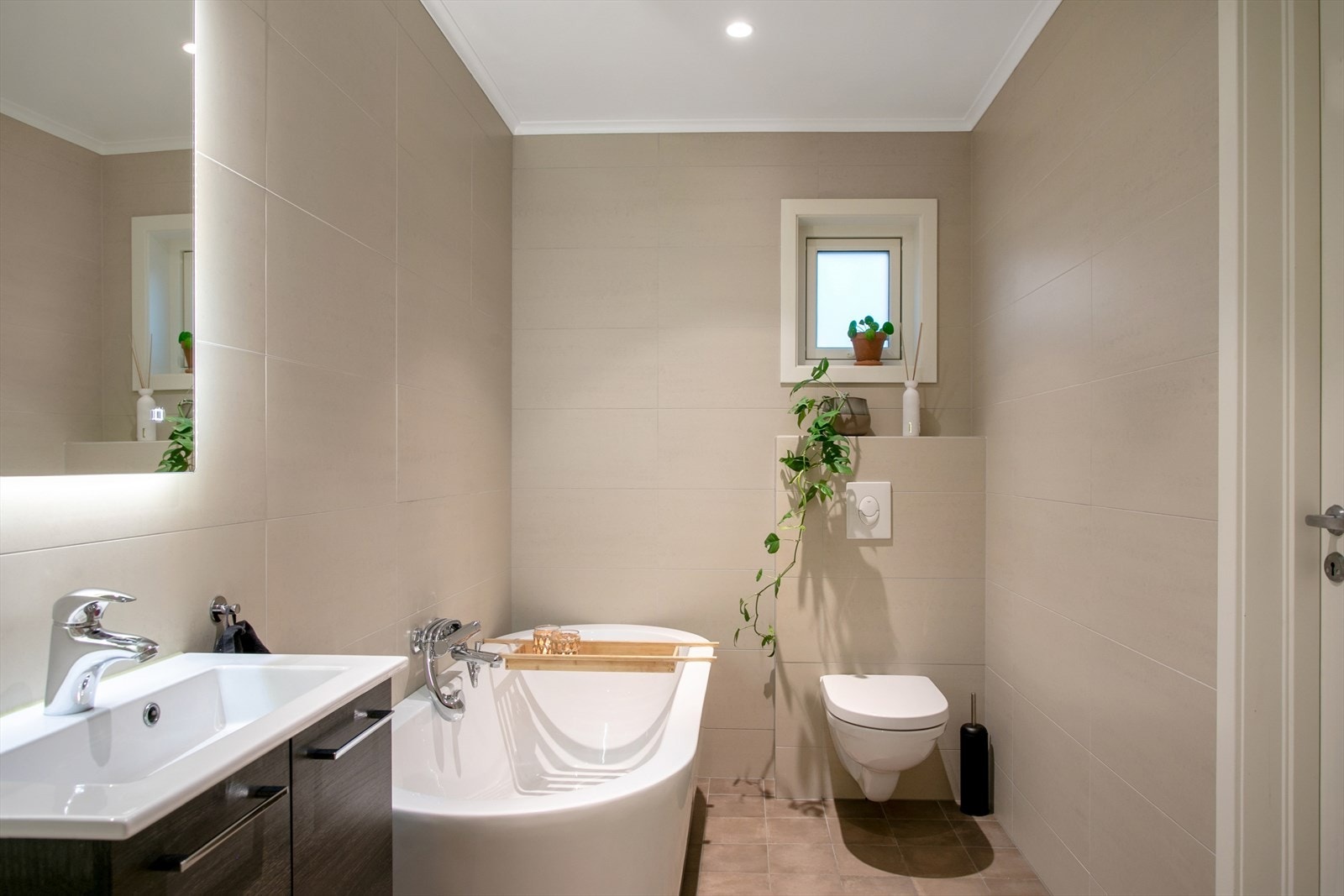 Bad 2. etasje med badekar, og bod. Galleribilde