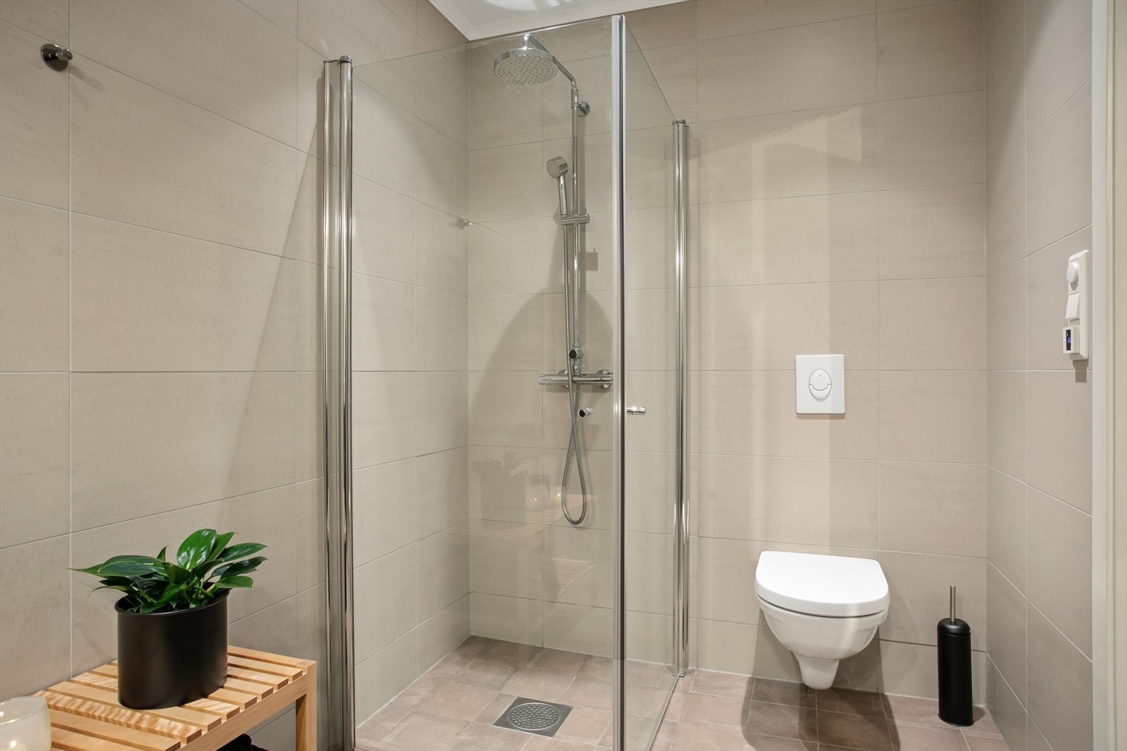 Bad i 1. etasje med innglasset dusjhørne. Galleribilde