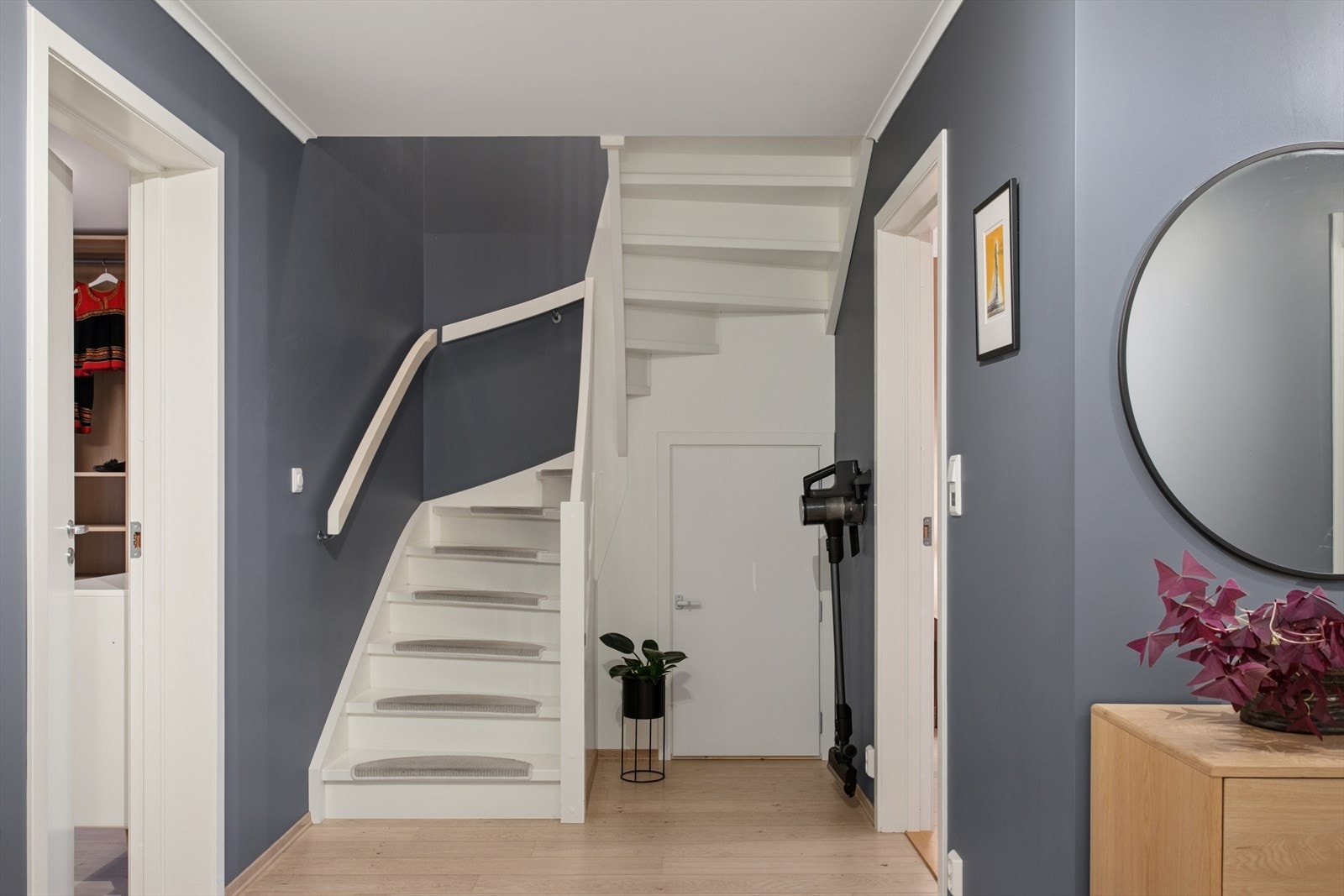 Mellomgang i 1. etasje, praktisk lagring under trapp Galleribilde
