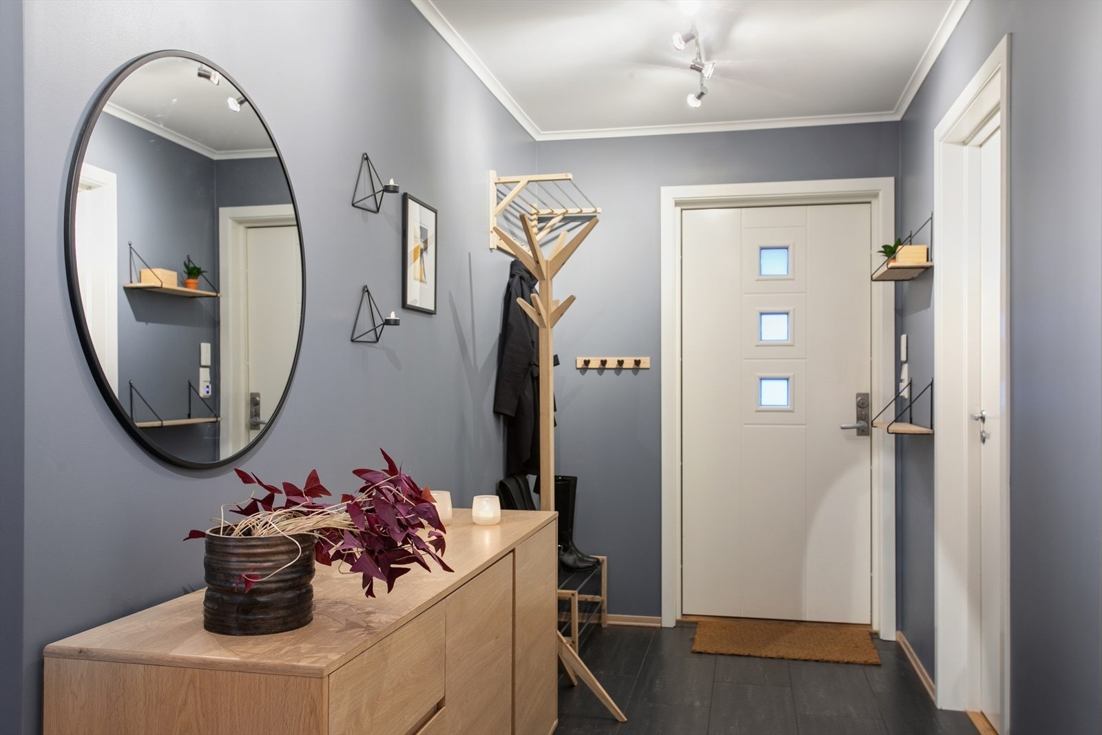 Velkommen inn i 1. etasje: Flislagt entré, direkte adkomst til vaskerom. Galleribilde