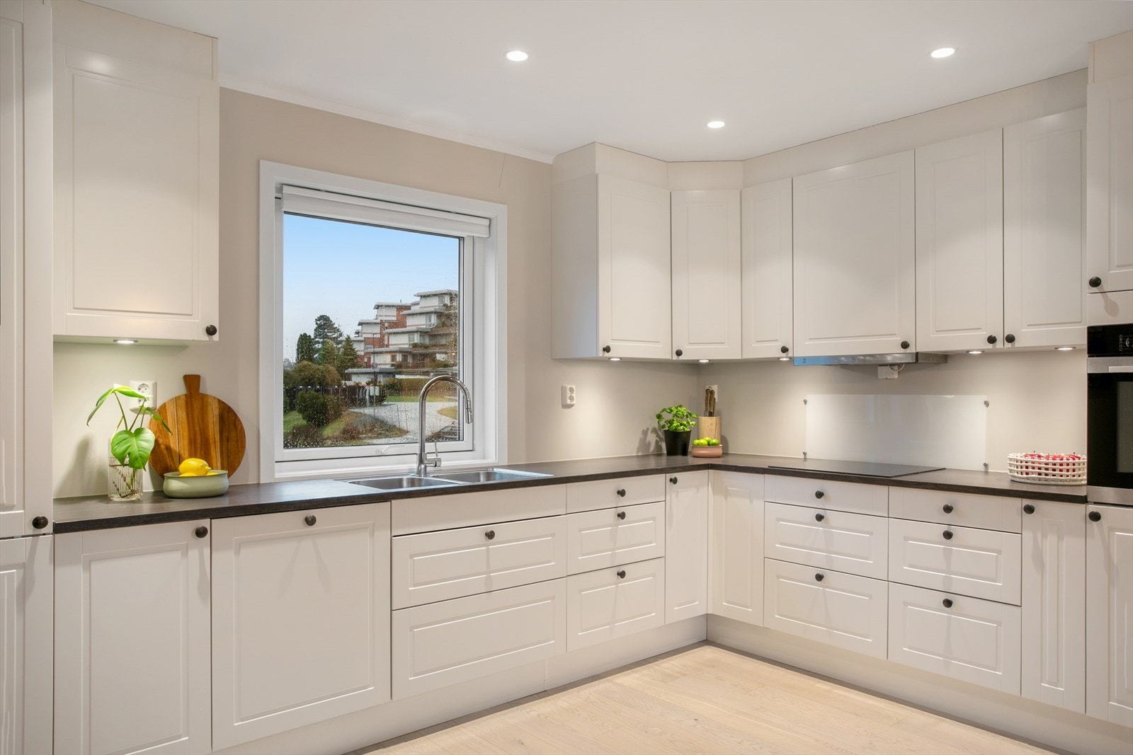 Gode arbeidsforhold på kjøkkenet, direkte utsyn til lekeplassen. Galleribilde