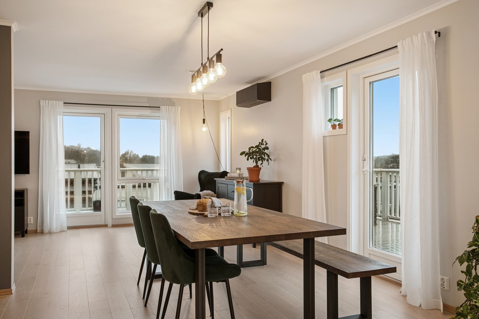 God plass til langbord. Utgang til terrassen fra 2 dører. Galleribilde