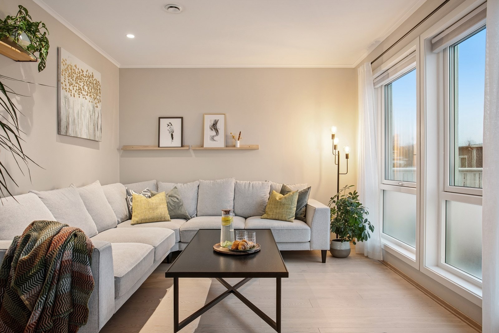 Stuer i vinkel, naturlig tv-stue sone innerst. Galleribilde