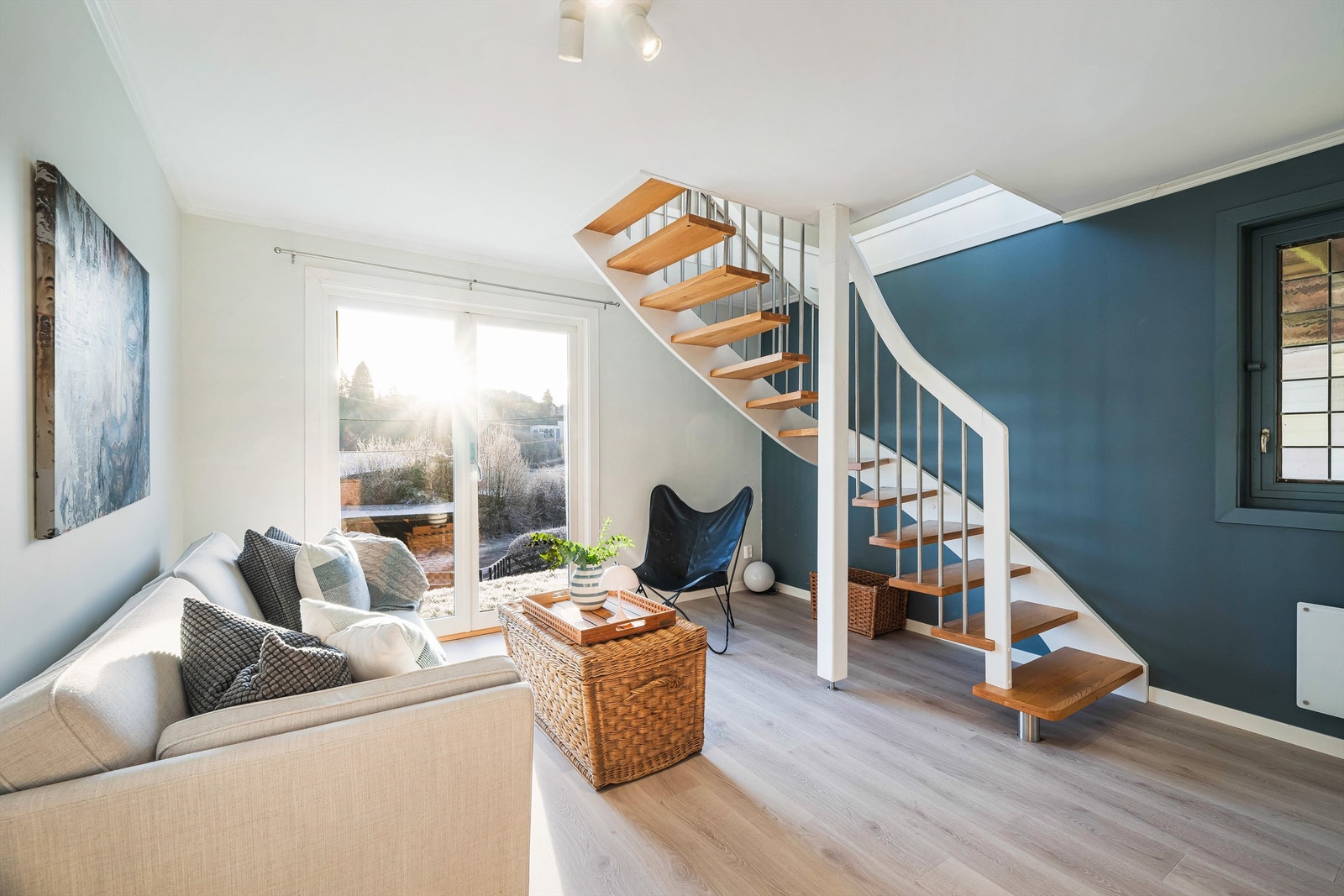 Fra stue er det trapp ned til TV-stue i underetasjen Galleribilde