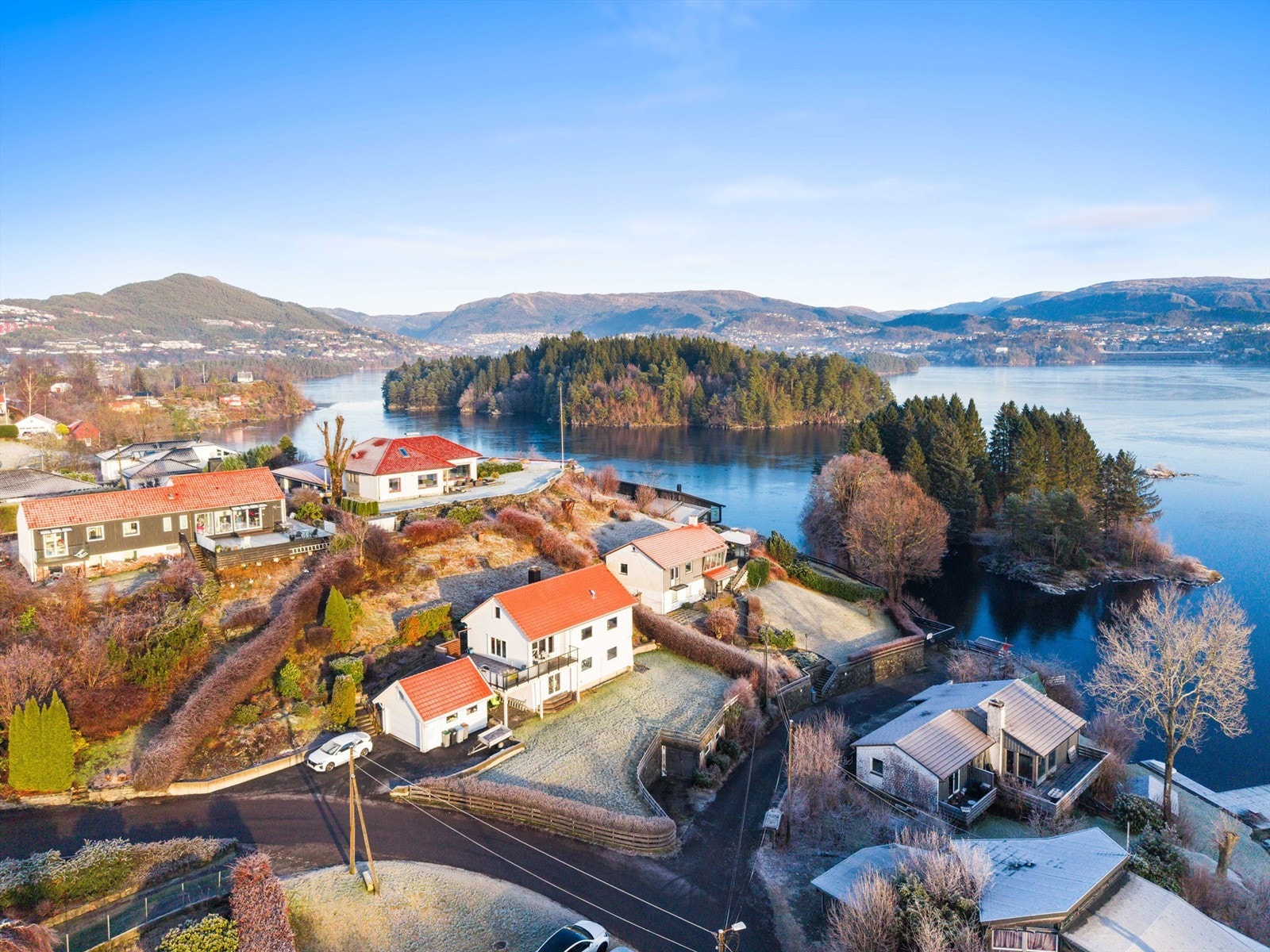 Eldre og mindre garasje på nedside av eiendommen og under plen. Nedgang til båtfeste i ende av vei. Galleribilde
