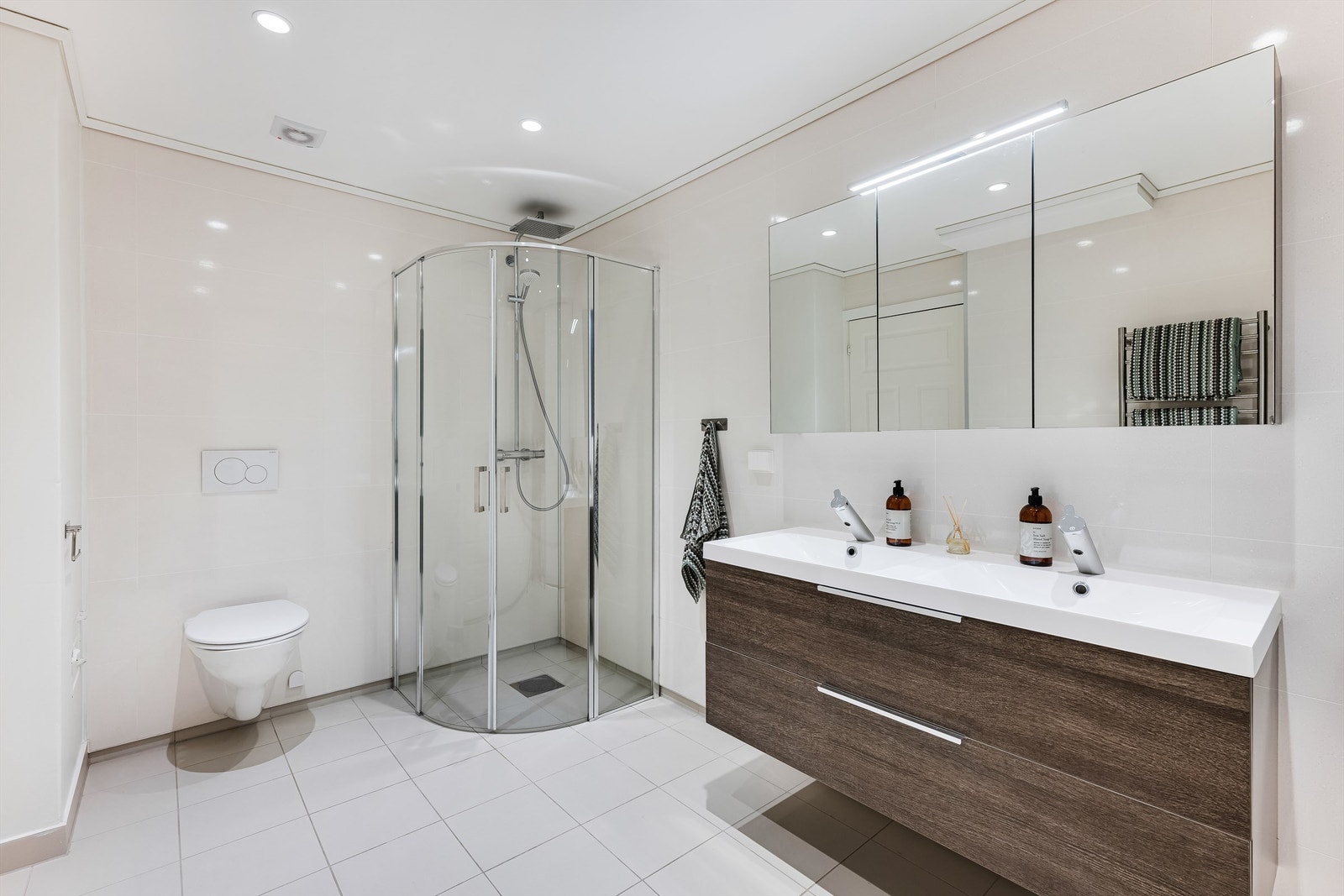 Plater på vegger og fliser på gulv Galleribilde