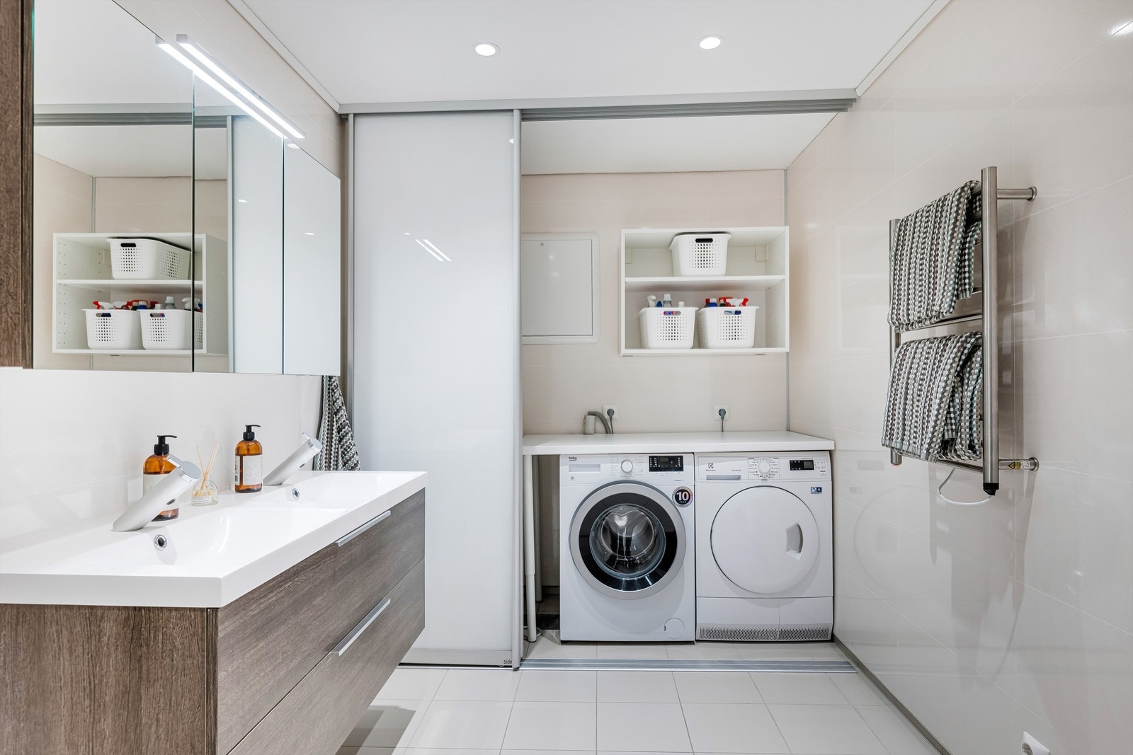 Bad/wc i underetasjen med skyvedør til vaskeromsløsning og skap for rør-i-rør Galleribilde