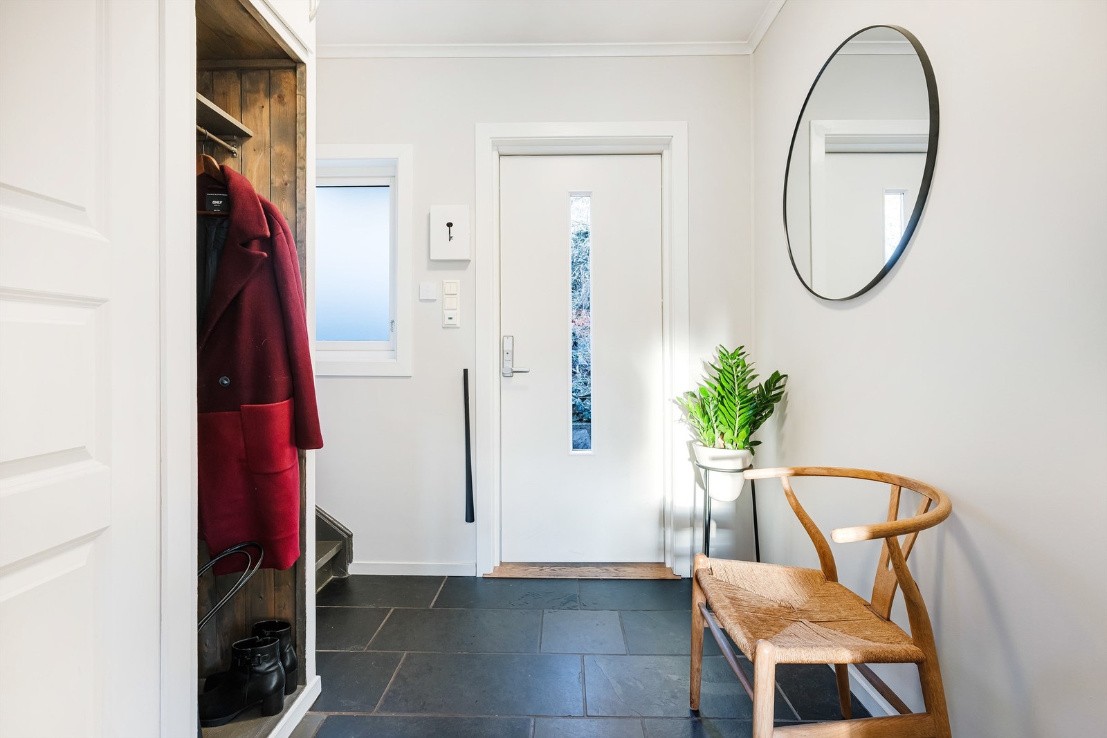 Entrè med varmekabler på gulv, trapp til loft og dør til kott Galleribilde