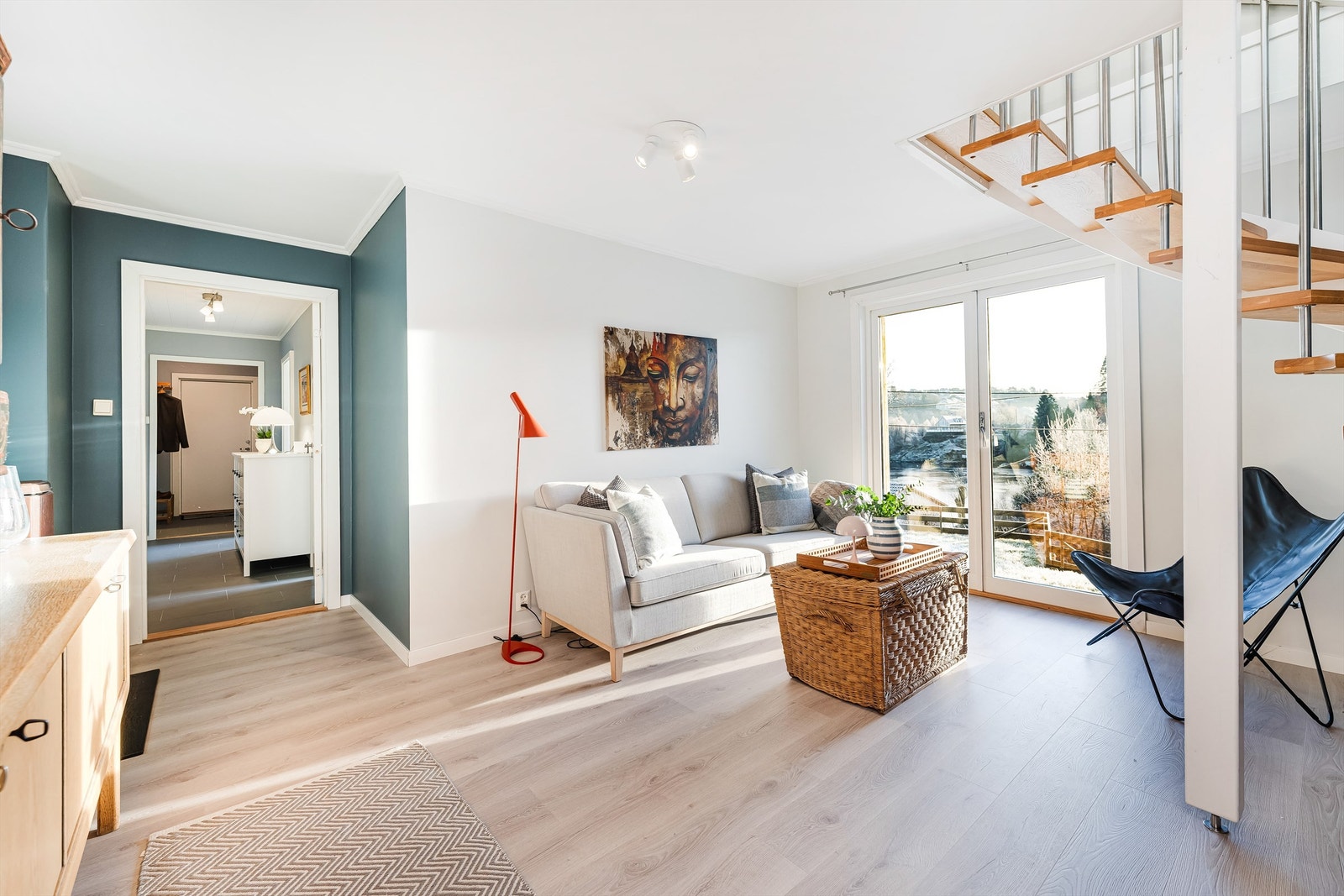 Utgang til hage og gjennomgang til øvrige rom, samt egen utgangsdør i underetasjen Galleribilde