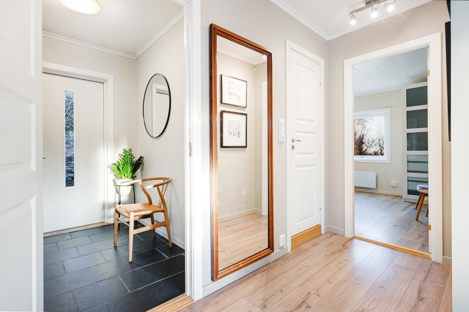 Gang med dør til bad/wc og soverom 1, i tillegg til gjennomgang til stue i motsatt ende Galleribilde