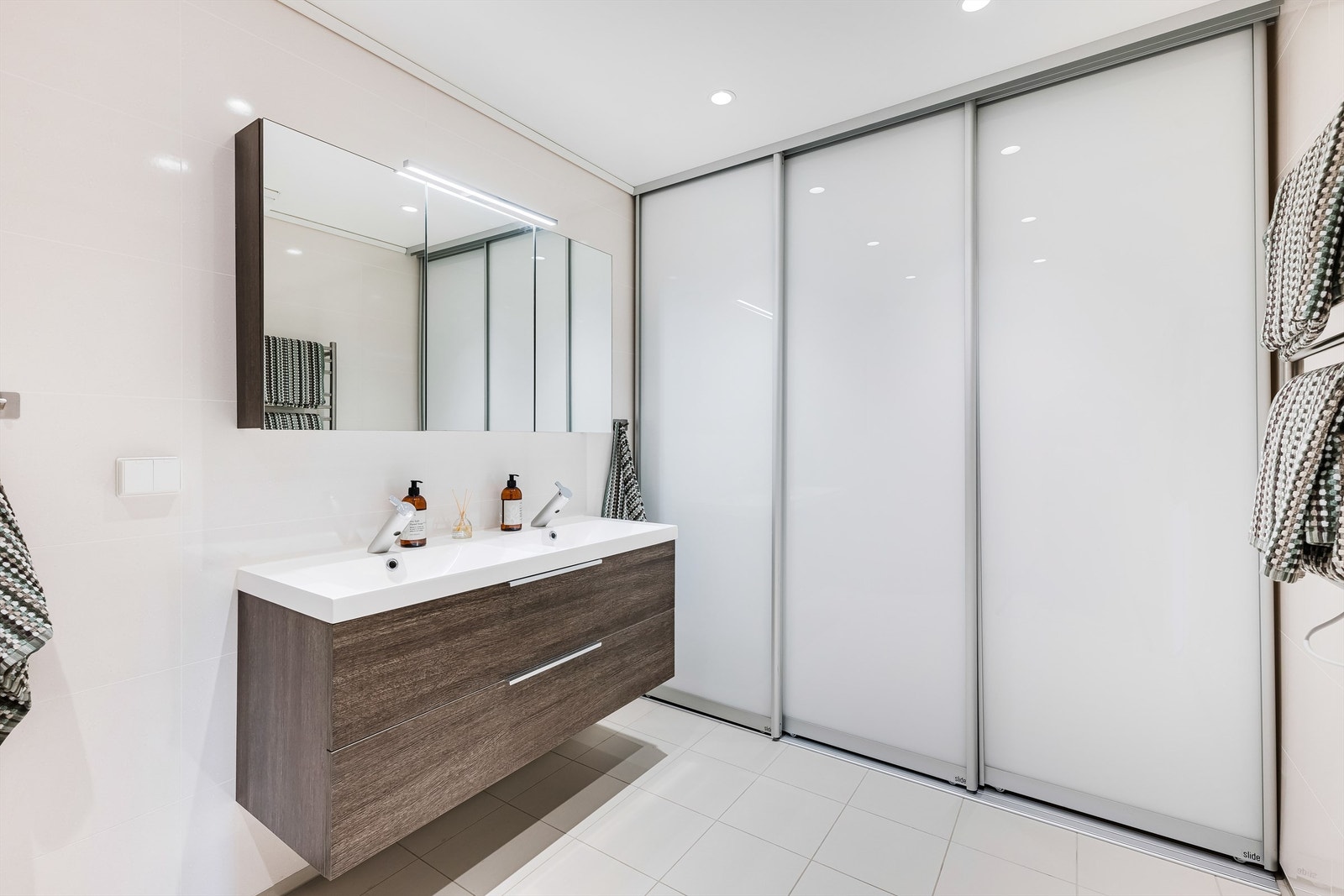 Smart garderobeløsning skjermer mot vaskemaskin og tekniske installasjoner Galleribilde