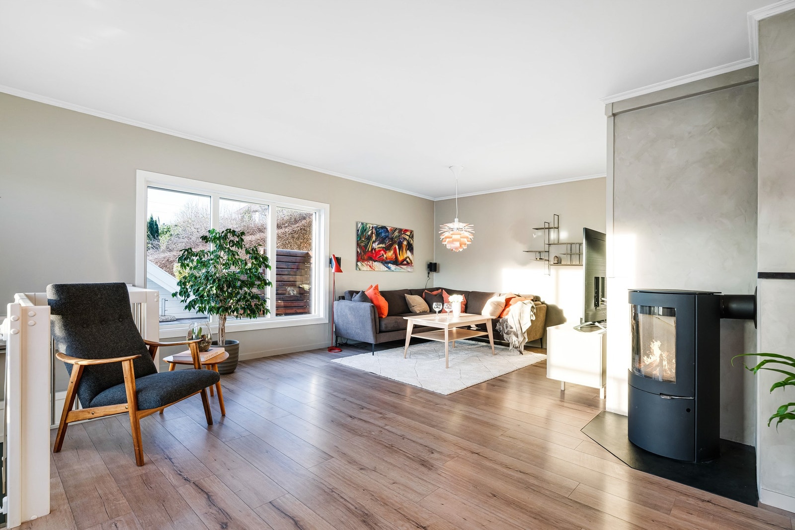 Stue med salongdel og peisovn Galleribilde