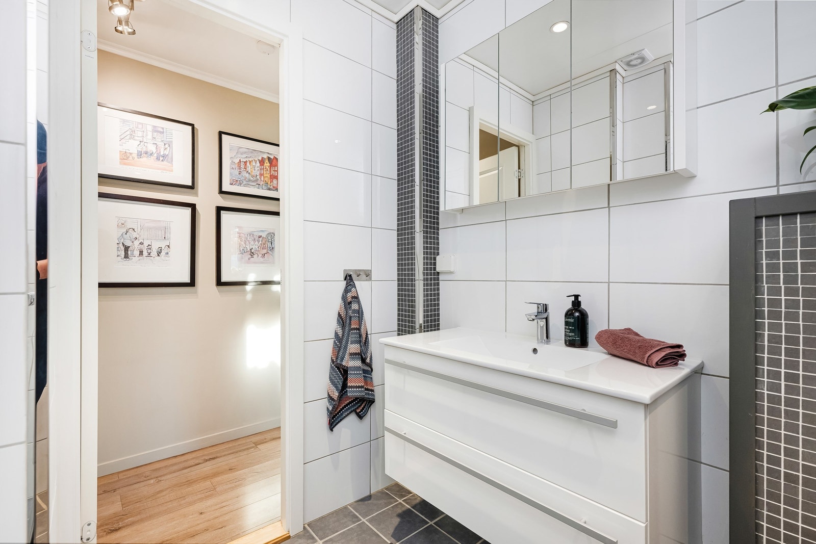 Vask med skuffeseksjon og overskap med speildører Galleribilde