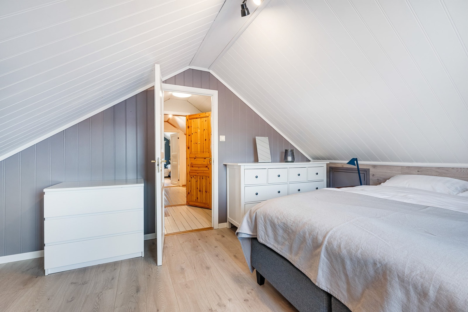 Utgang til trappegang og mellomgang med et lite bad som ikke er i bruk Galleribilde