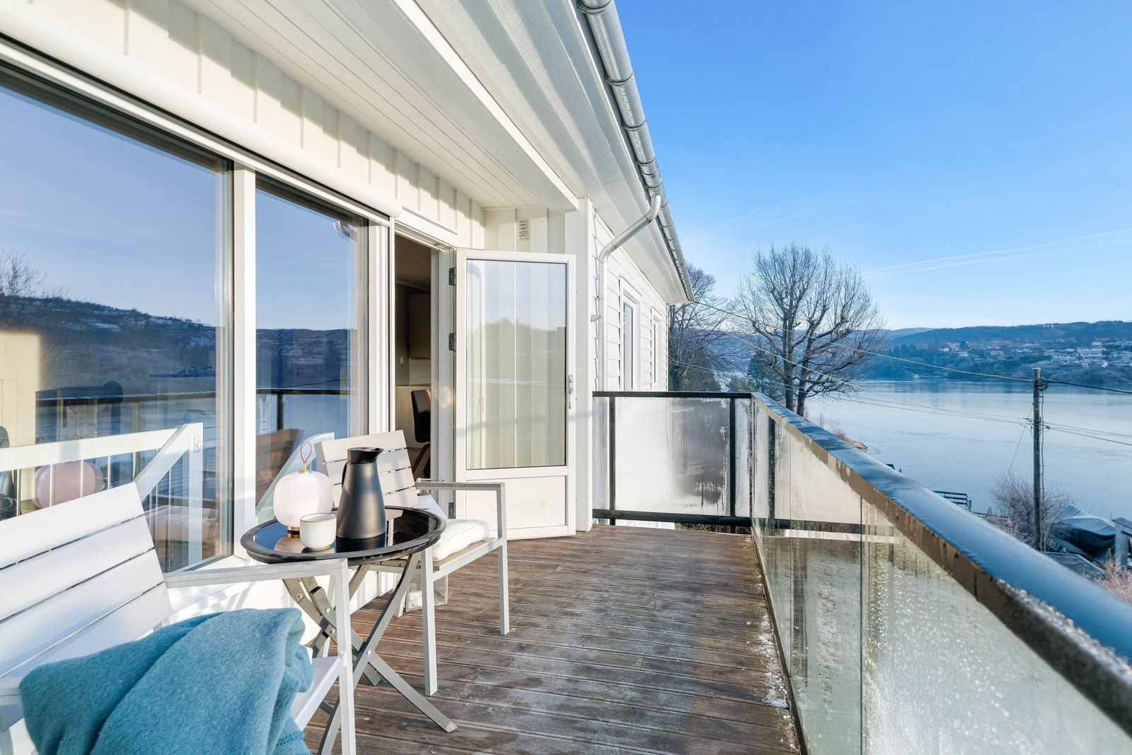 Flott veranda med glassfelt i rekkverk og nydelig sjøutsikt Galleribilde