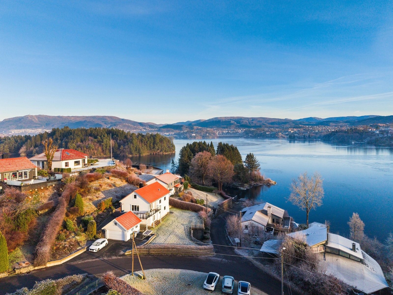 Pent beliggende eiendom ved foten av Nordåsvannet Galleribilde