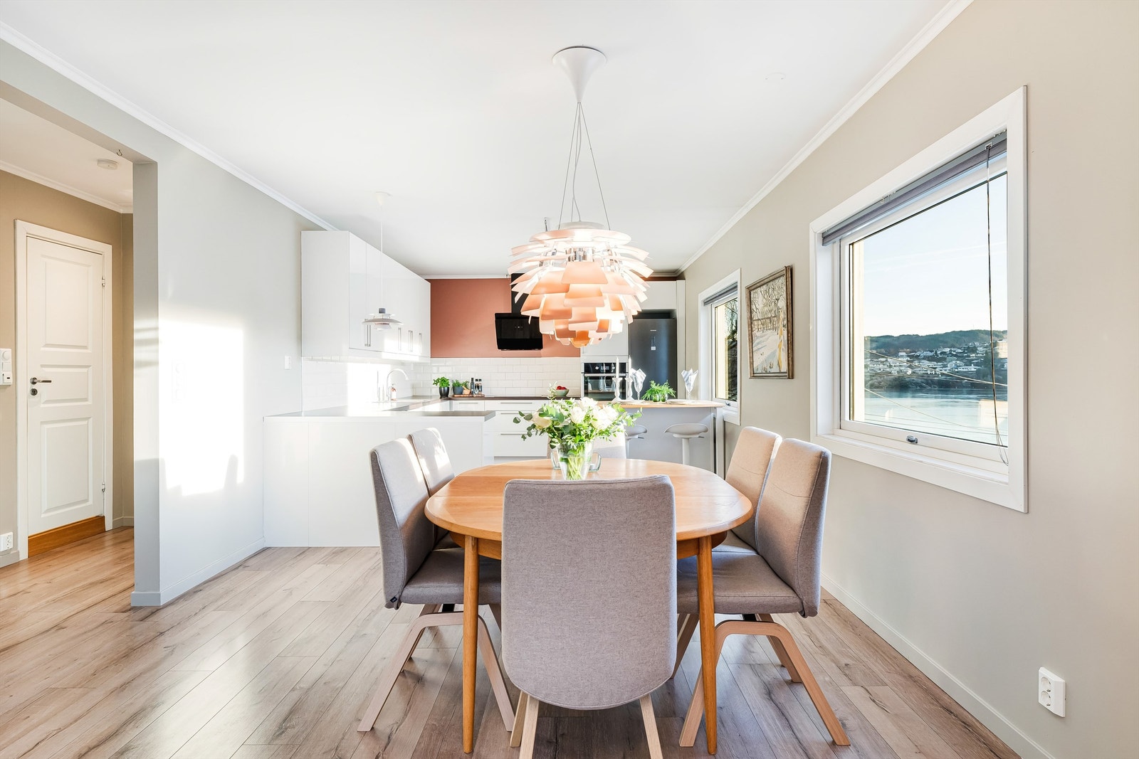 Spisestue og kjøkkendel Galleribilde