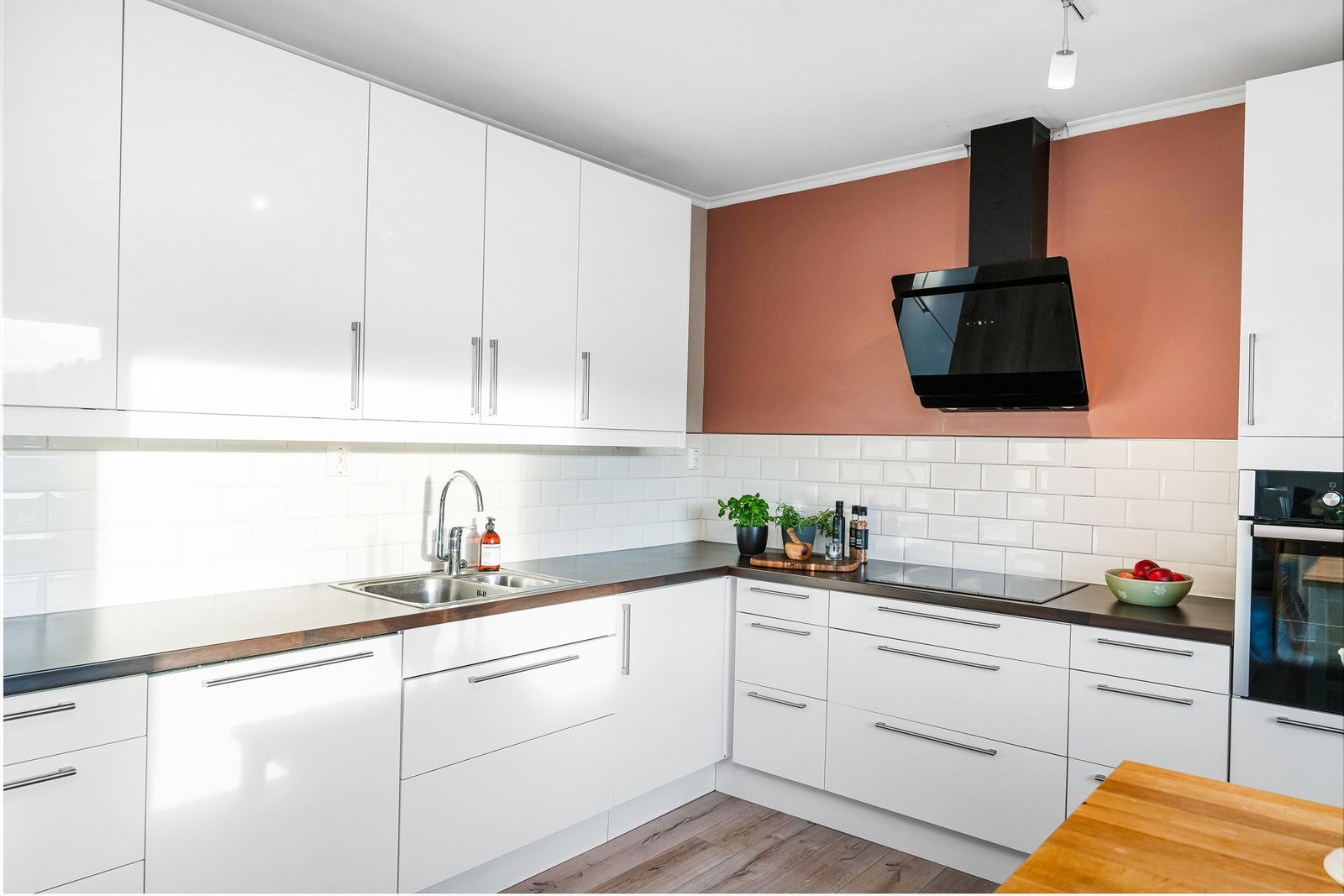 Integrerte hvitevarer og avtrekkshette over platetopp Galleribilde