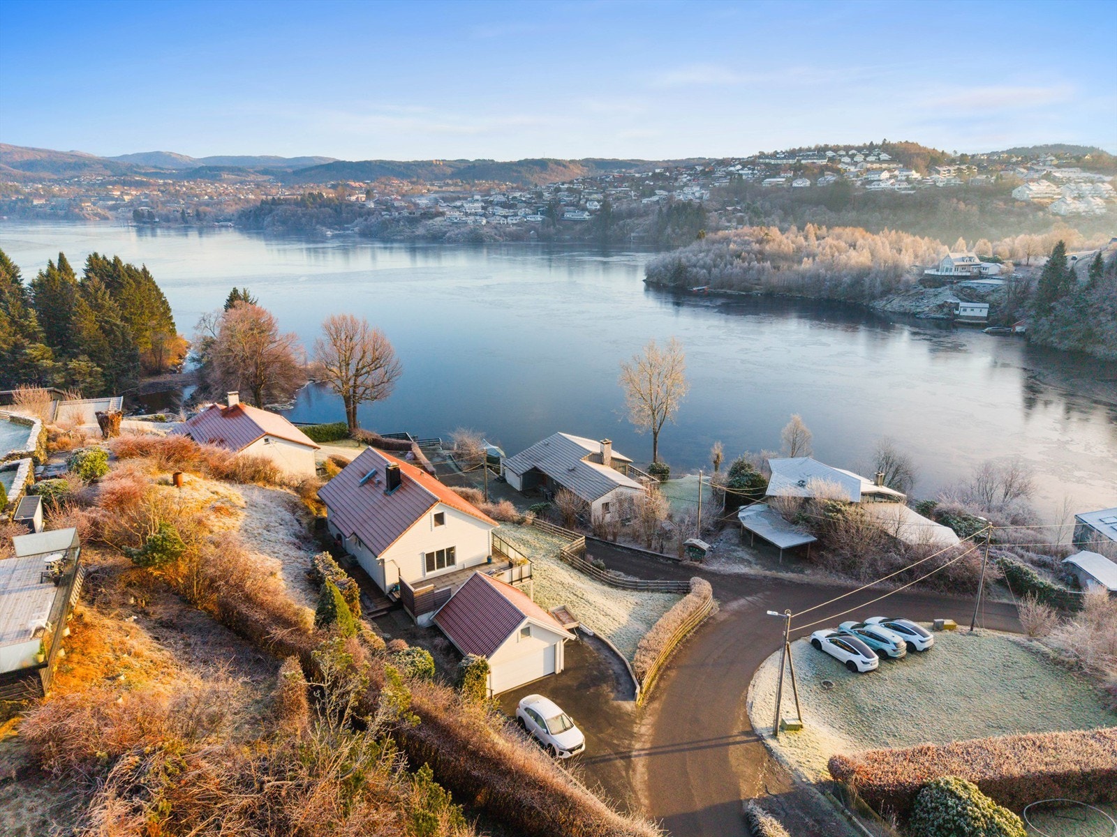 Biloppstillingsplass og garasje ved innkjøring til eiendommen. Galleribilde