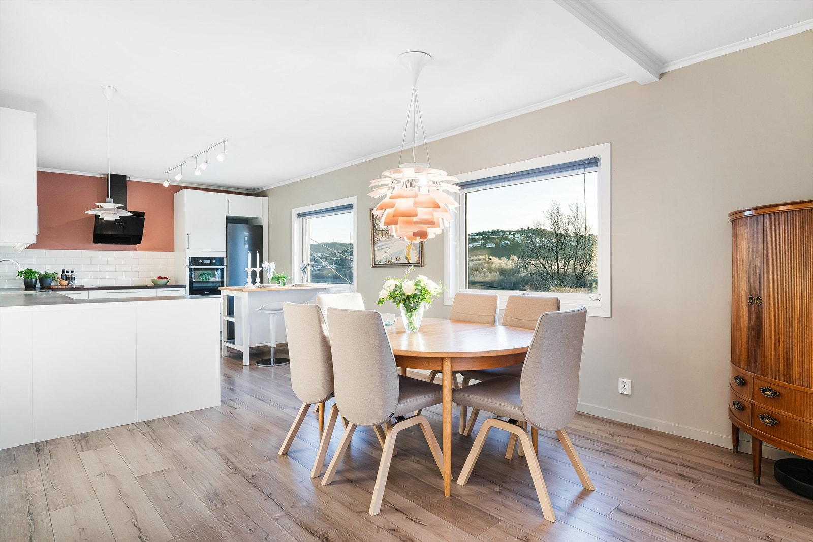 Innholdsrikt kjøkken Galleribilde