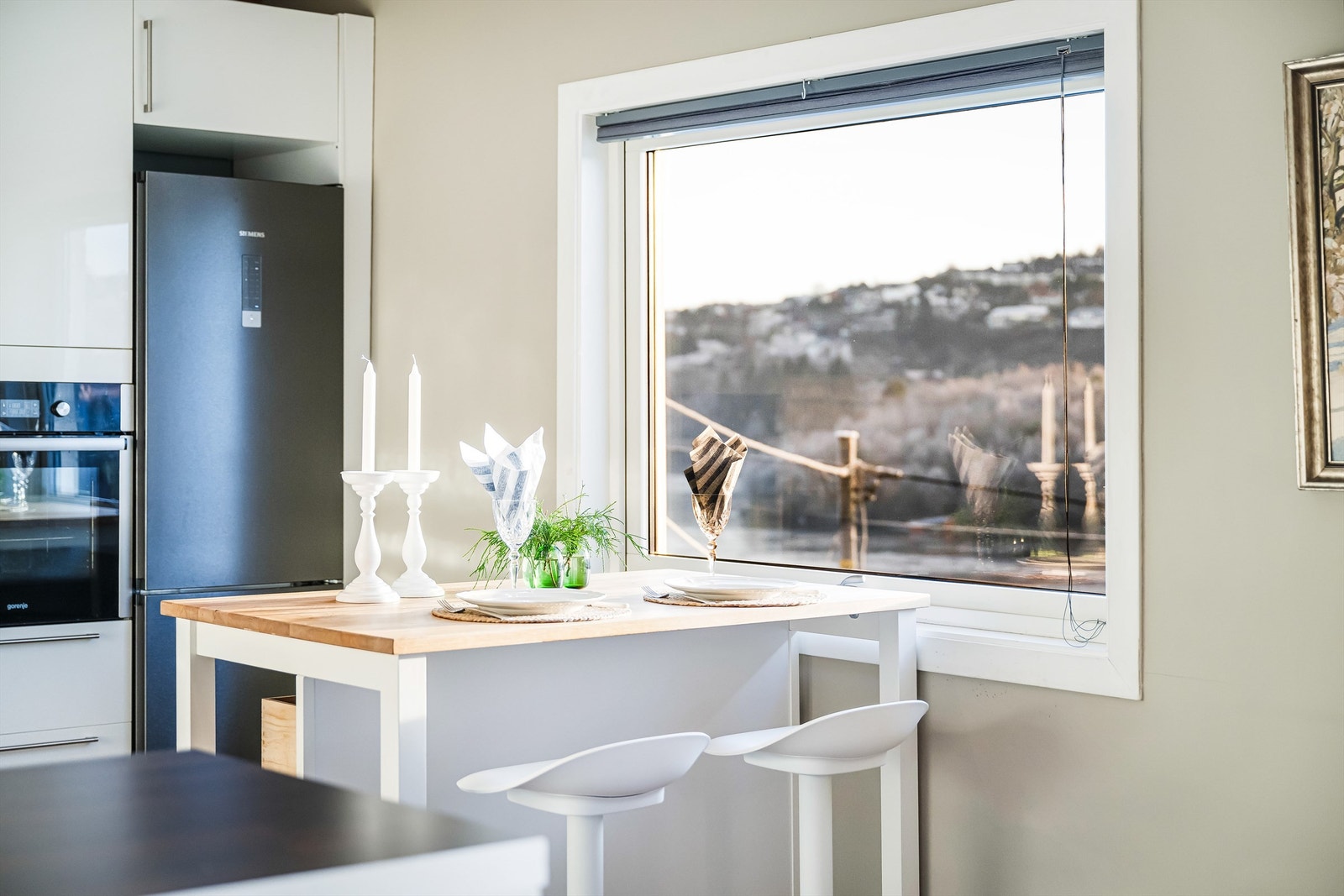 Som stue er det også utsikt mot Nordåsvannet fra kjøkken Galleribilde