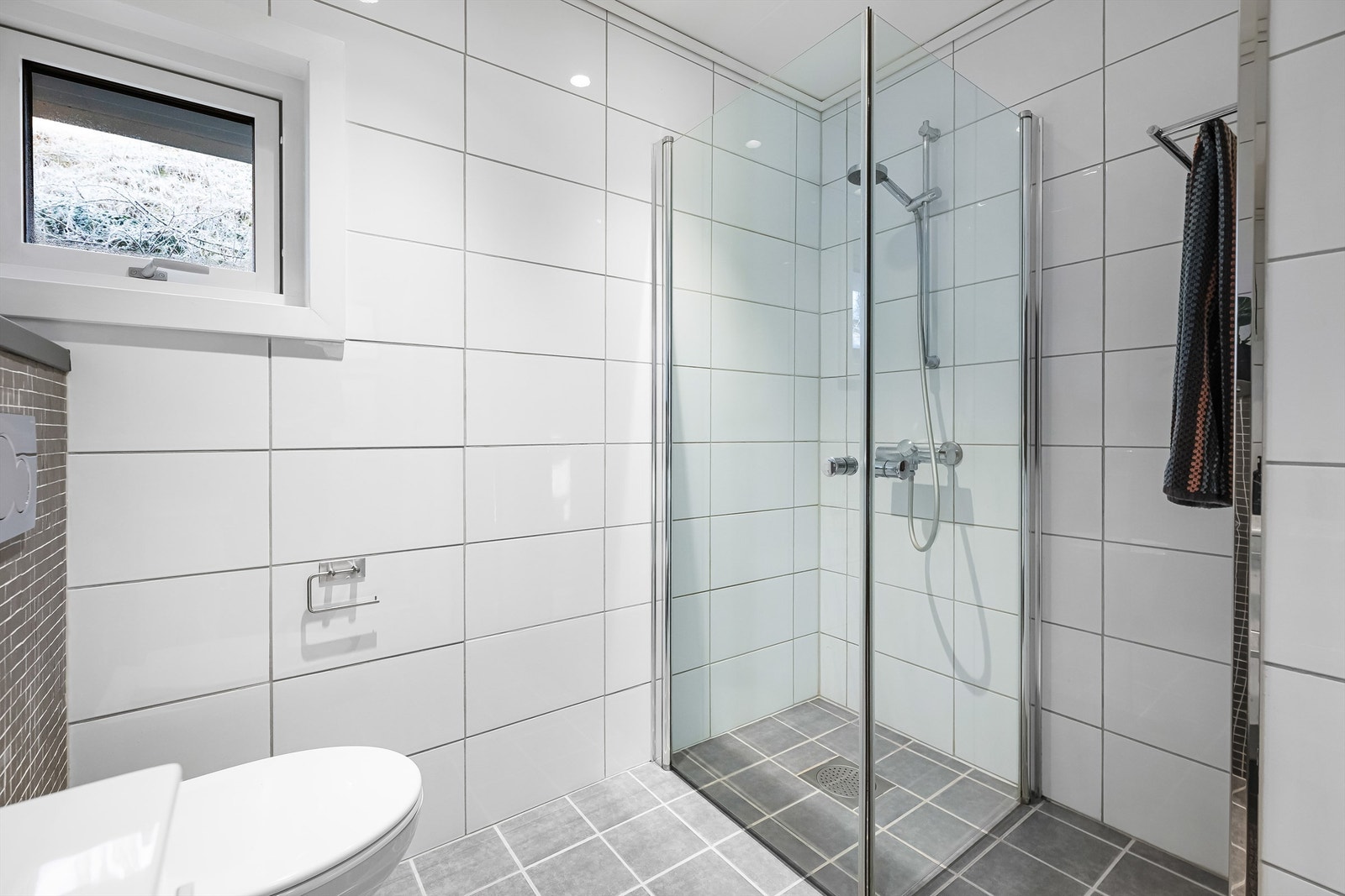 Bad/wc med fliser og varmekabler på gulv og plater på vegger Galleribilde