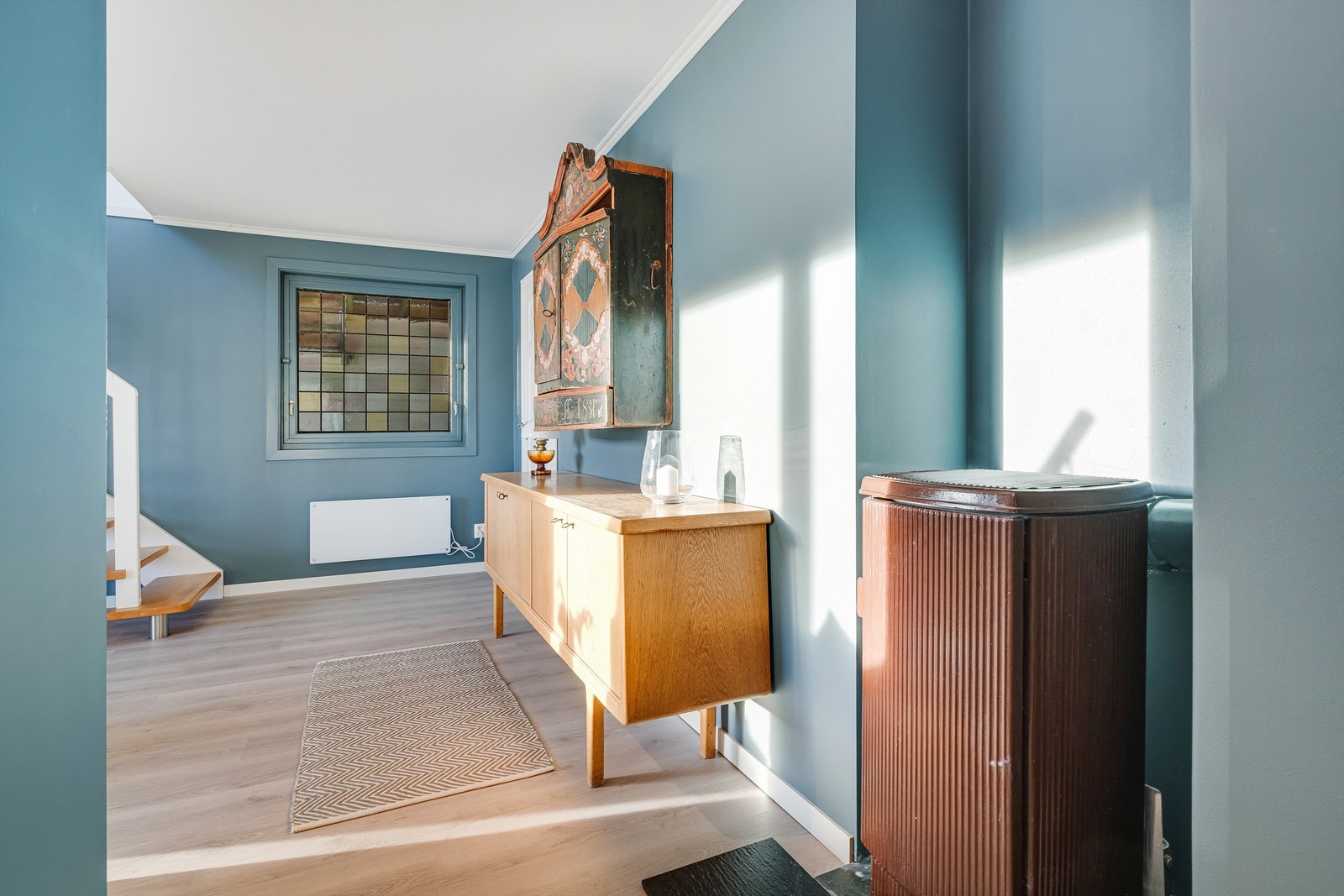 Eldre vedkamin i underetasjen Galleribilde