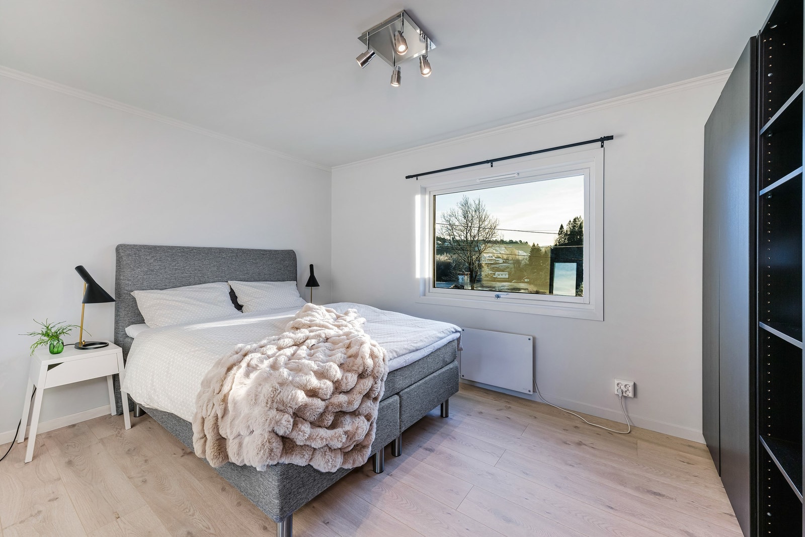 Flott utsikt og god garderobeløsning Galleribilde