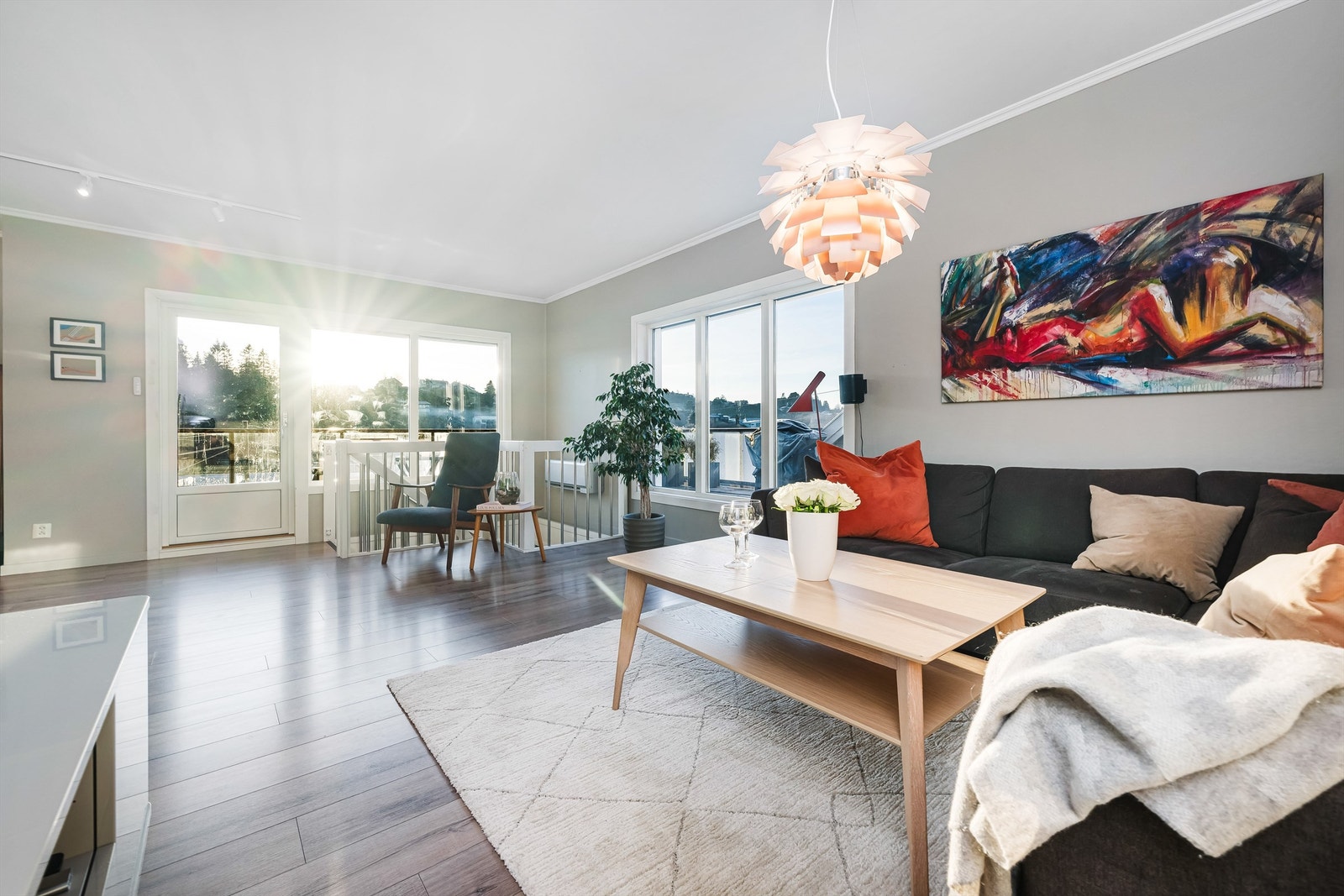 Utgang til veranda og trapp til underetasjen Galleribilde