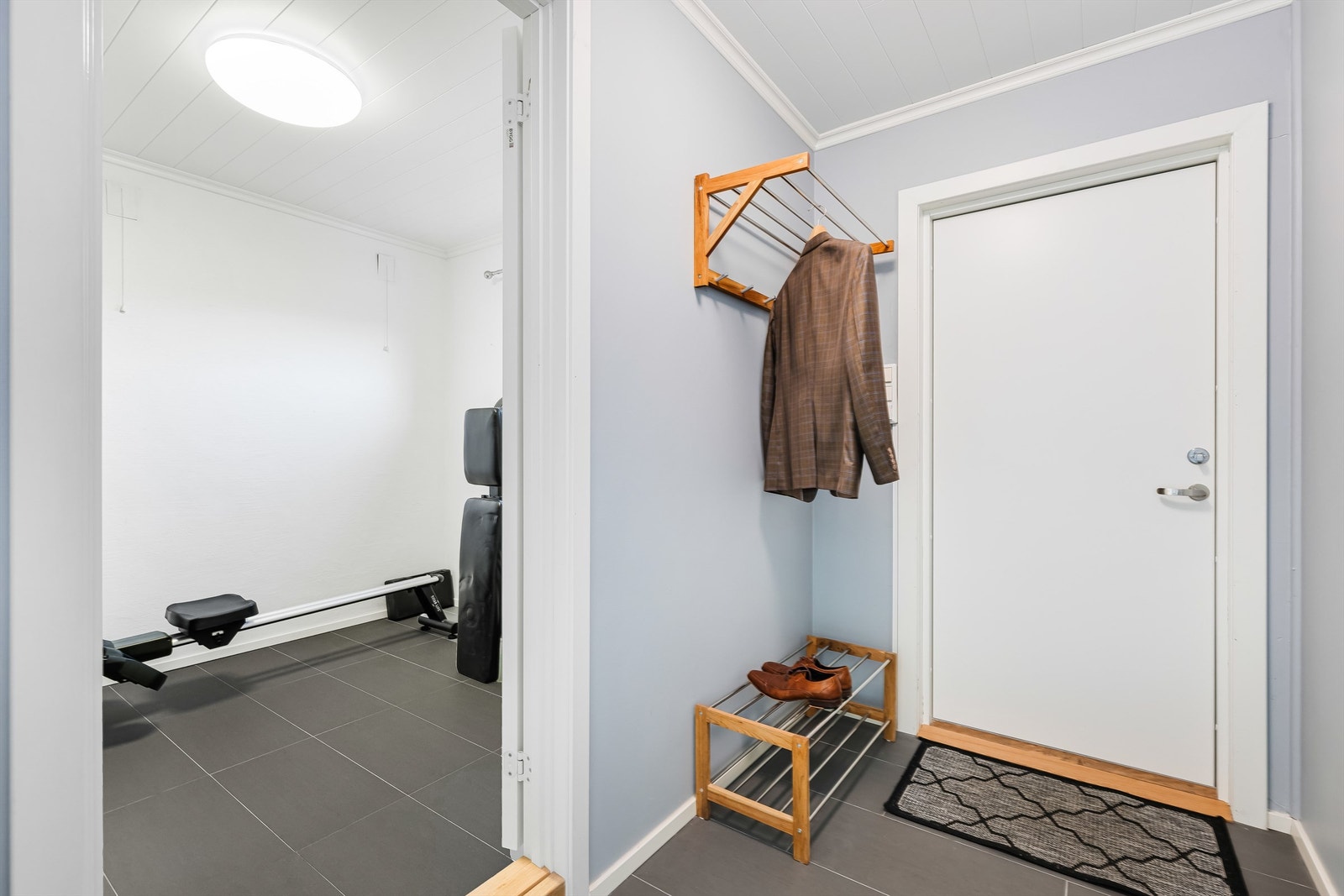 Entrè med kjellerdør Galleribilde