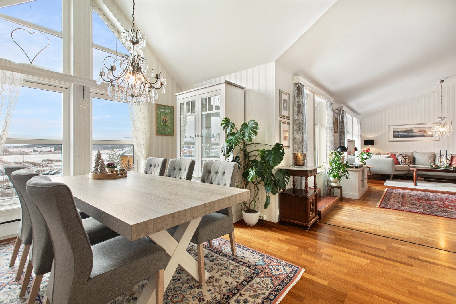 Den åpne kjøkken- og stueløsningen fremstår som romslig, med gode møbleringsmuligheter. Galleribilde