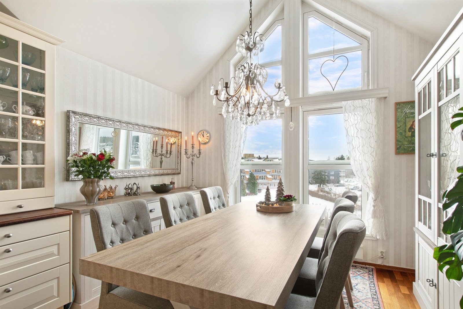 Ved vinduspartiet på kjøkkenet er det naturlig å etablere en hyggelig spiseplass. Galleribilde