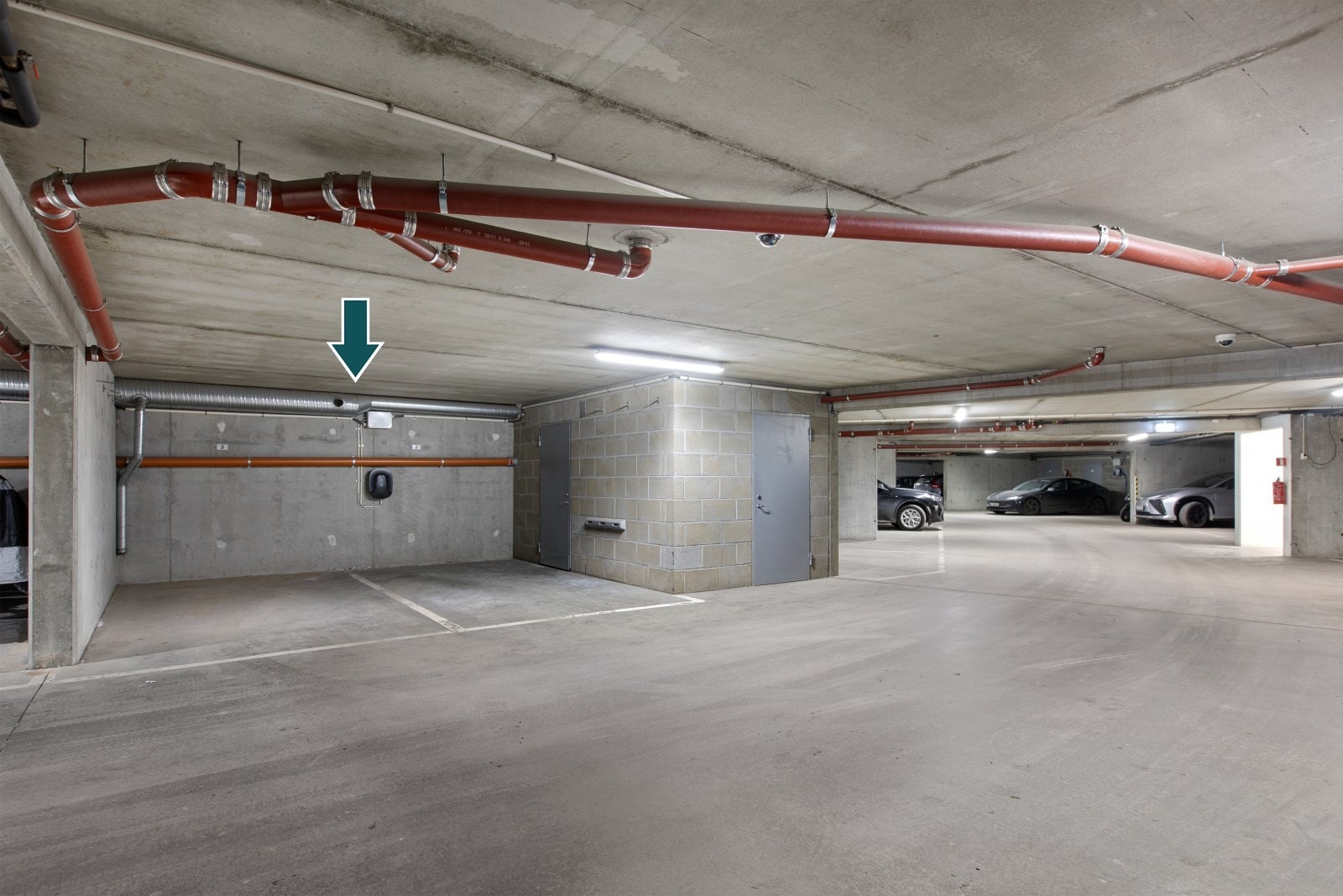 Leiligheten disponerer to garasjeplasser som medfølger, hvorav én har installert elbillader. Det er også tilhørende bod ved siden av plassen. Galleribilde