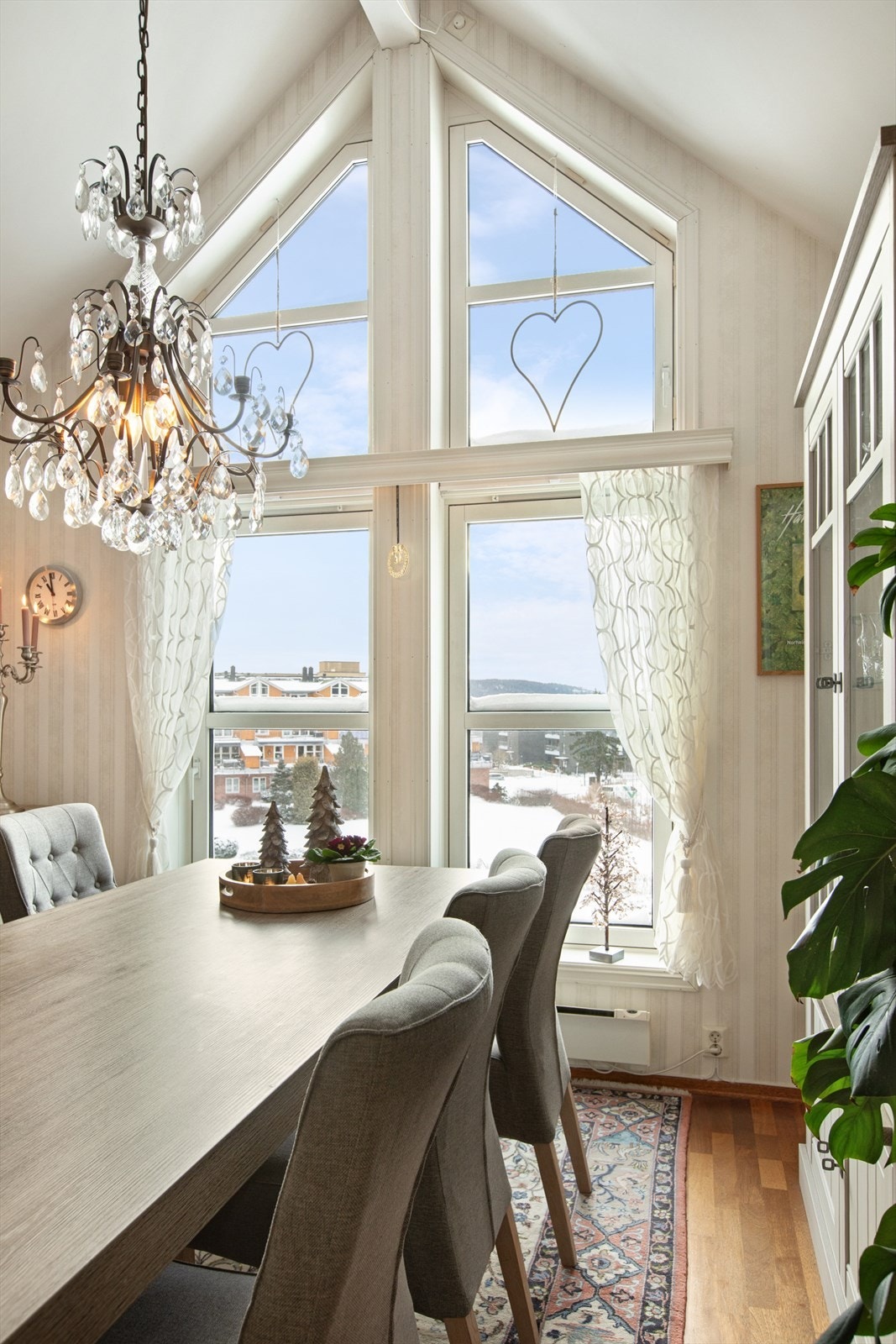 Spiseplassen byr på en hyggelig utsikt som gir en ekstra kvalitet til rommet. Galleribilde