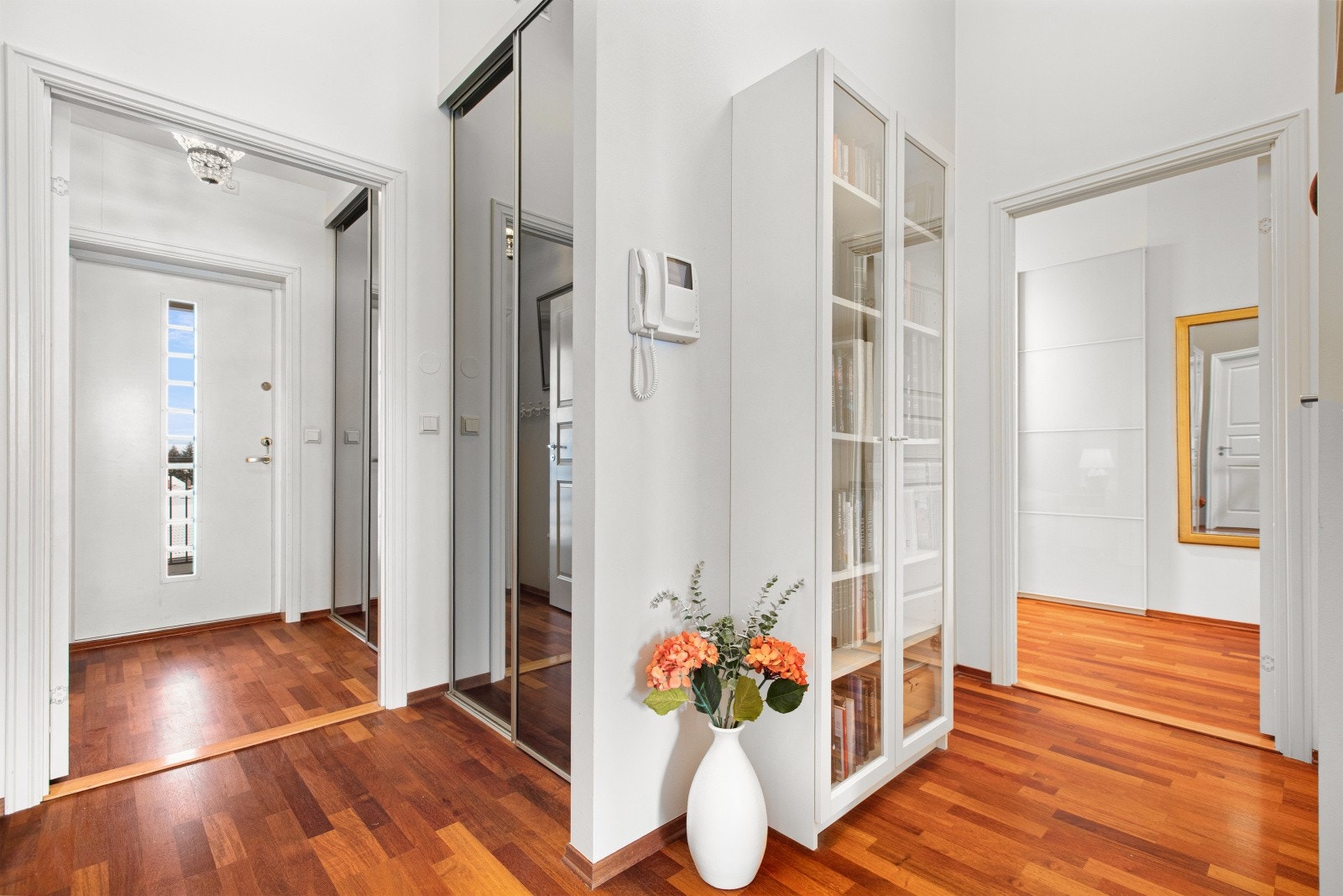 Leiligheten har en romslig entré/gang med garderobeskap med speilfronter som gir et godt førsteinntrykk. Galleribilde