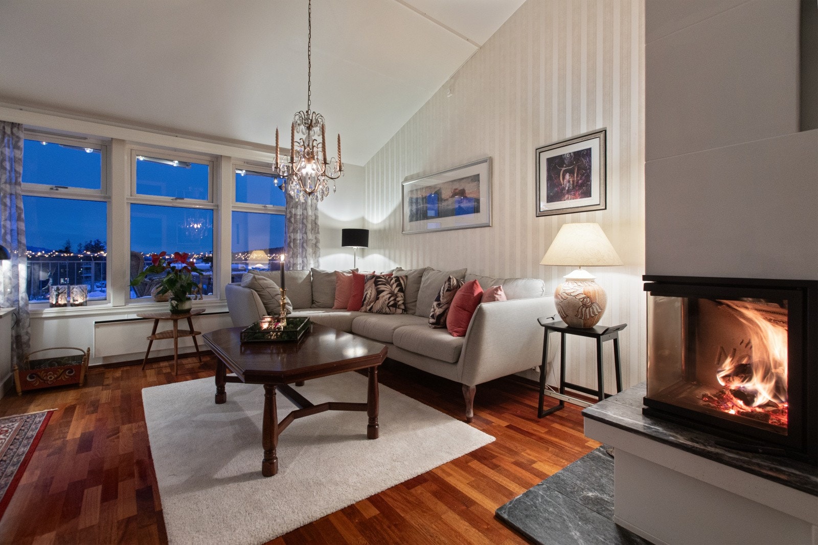 Leiligheten skiller seg ut med sin sjenerøse takhøyde, som bidrar til en luftig og luksuriøs atmosfære. Galleribilde