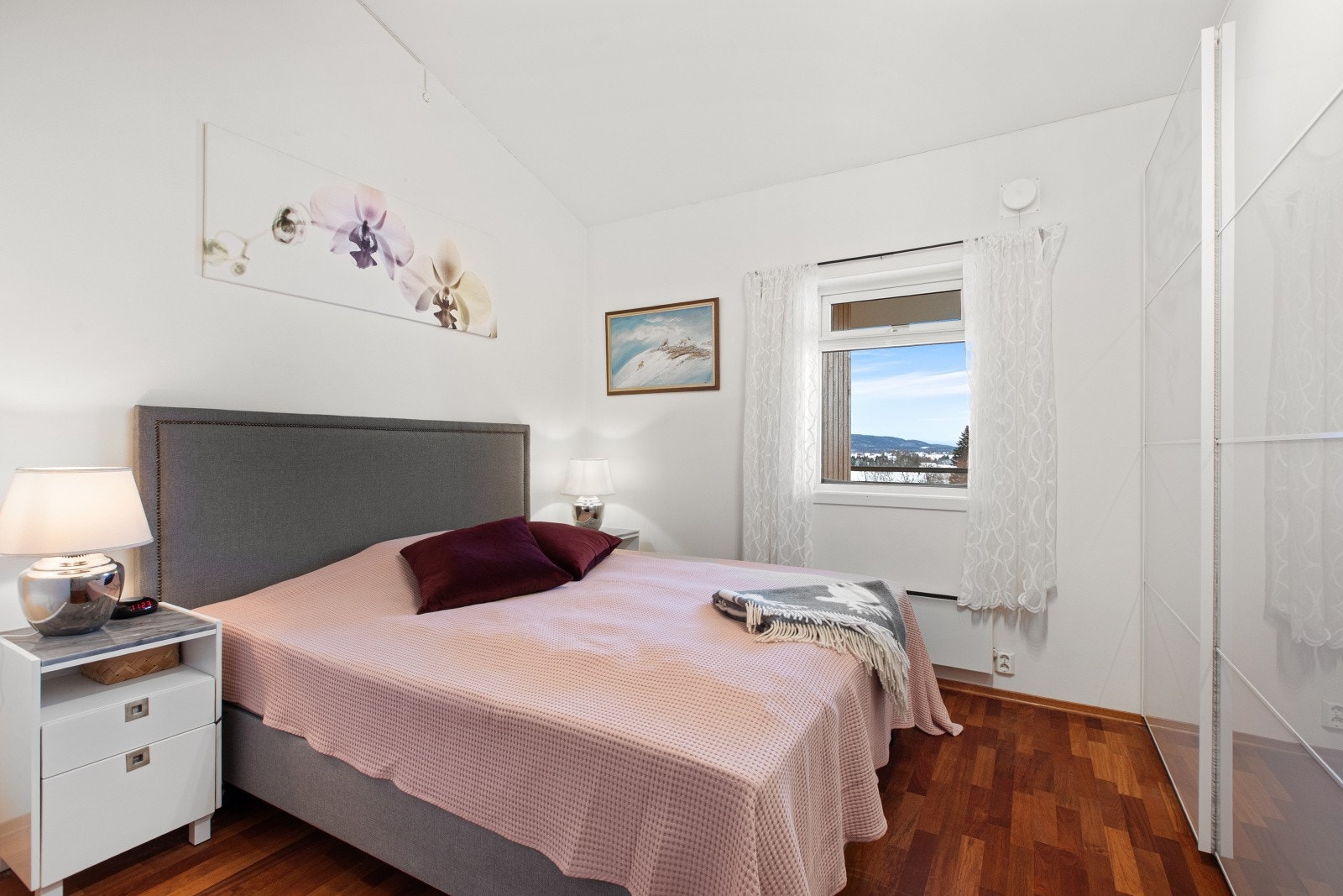 Rommet har god takhøyde, garderobeskap og rikelig med plass til seng og nattbord. Galleribilde